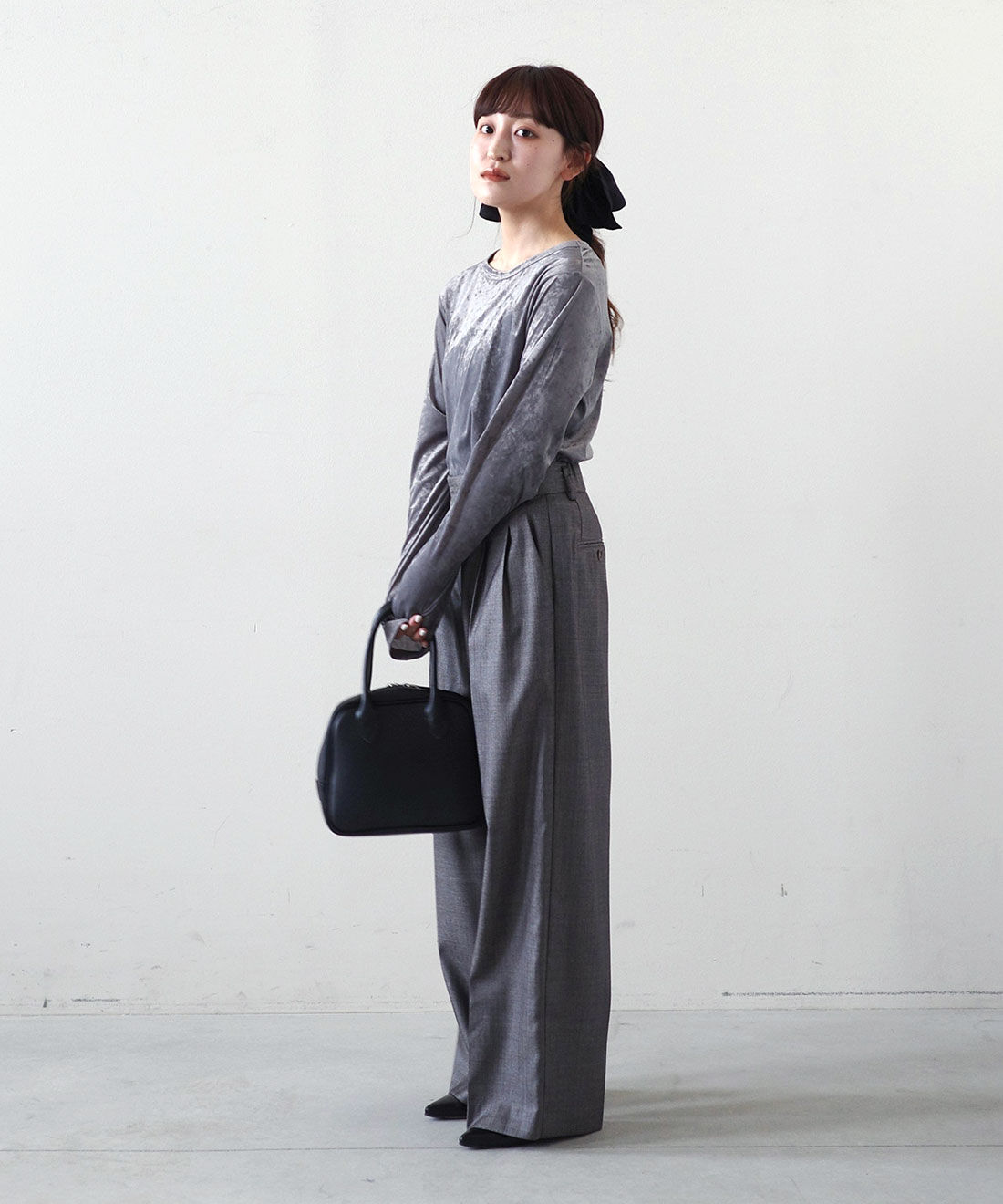 MEDE19F|クラッシュべロア調 トップスの会とクラッシュべロア調 トップスの会とシャークスキンのリラックスワイドスラックス〈シルバーチャコールグレー〉のコーディネート|モデル身長： 156cm　Mサイズ着用