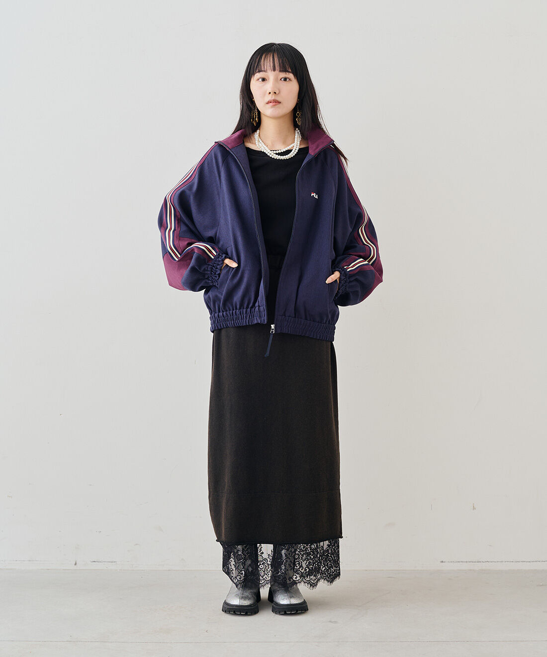 MEDE19F|レースコンビ スウェットスカート〈フェードブラック〉とシルバーのクラックレザー調トラックブーツとMEDE19F　シルバー レザー調トラックブーツ〈シルバー〉のコーディネート