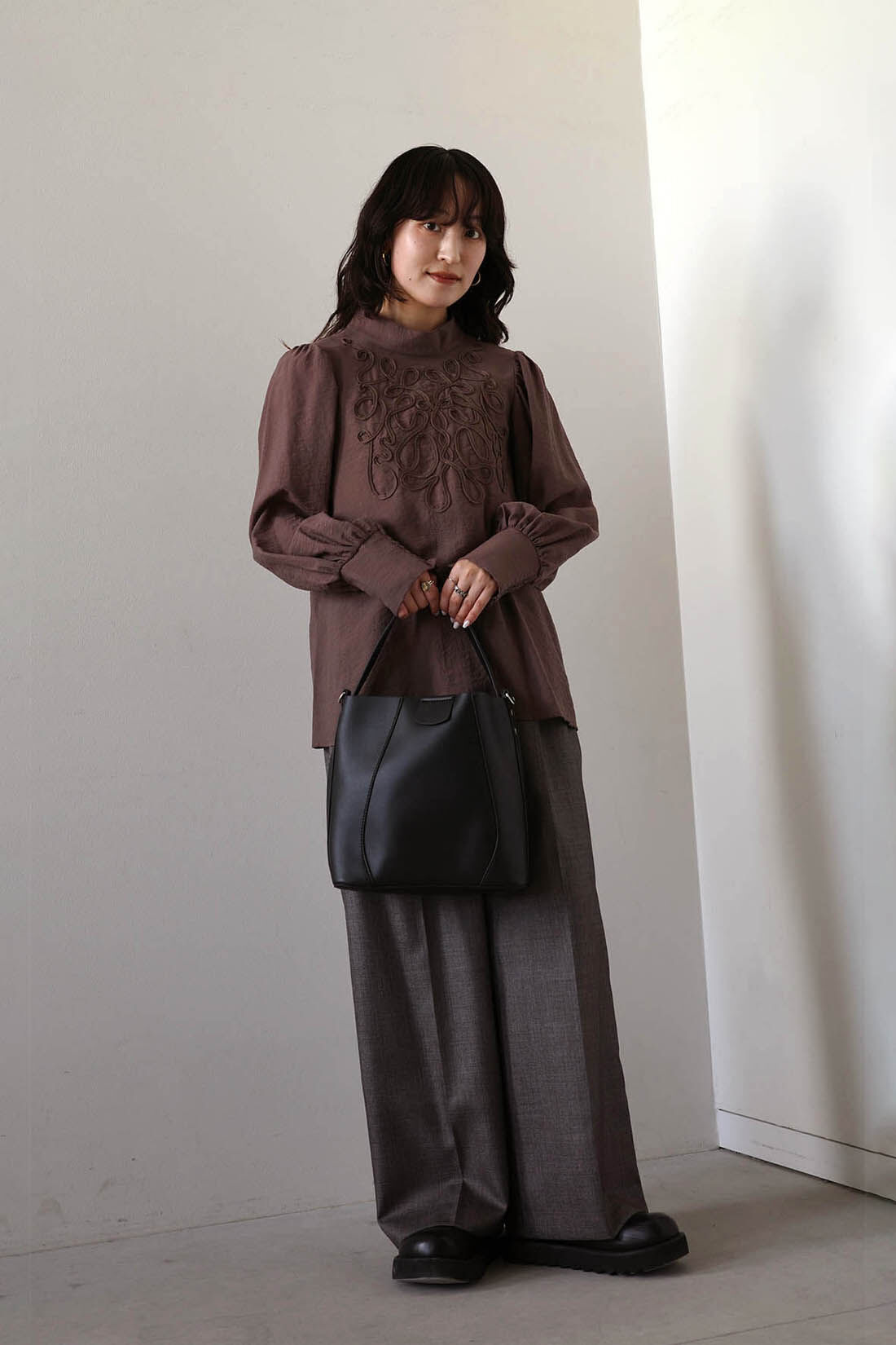 MEDE19F|エンブロイダリー ブラウス〈モカブラウン〉のコーディネート|モデル身長：156cm Mサイズ着用
