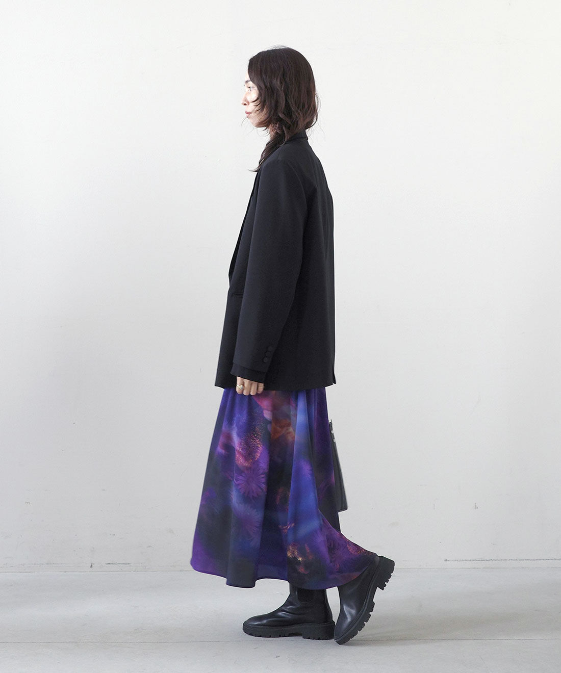 MEDE19F|サテンラペルジャケット〈ブラック〉とコットンシアー ラグラントップスのコーディネート|モデル身長： 168cm　Mサイズ着用