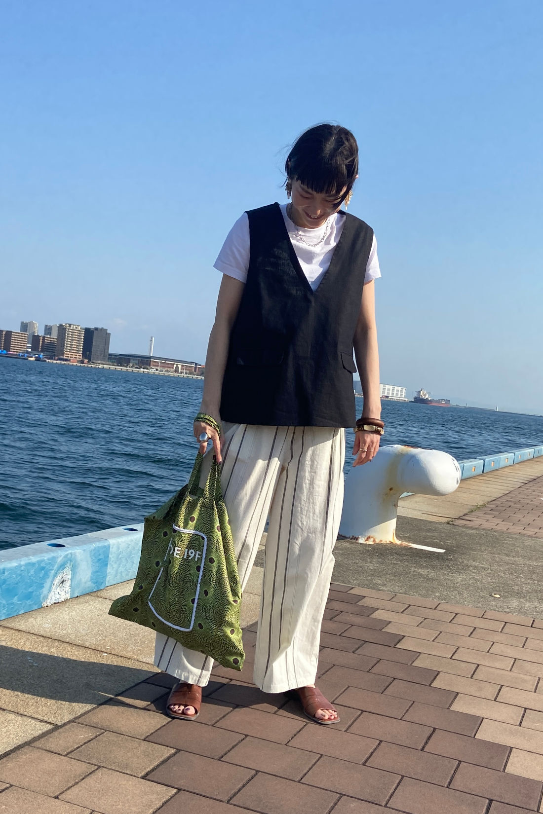 MEDE19F|リネン混ストライプパンツＮＬ　ＭＤ１９とアフリカンプリントバッグＭＤ１９とリネン混ベスト〈ＢＫ〉ＭＤ１９のコーディネート