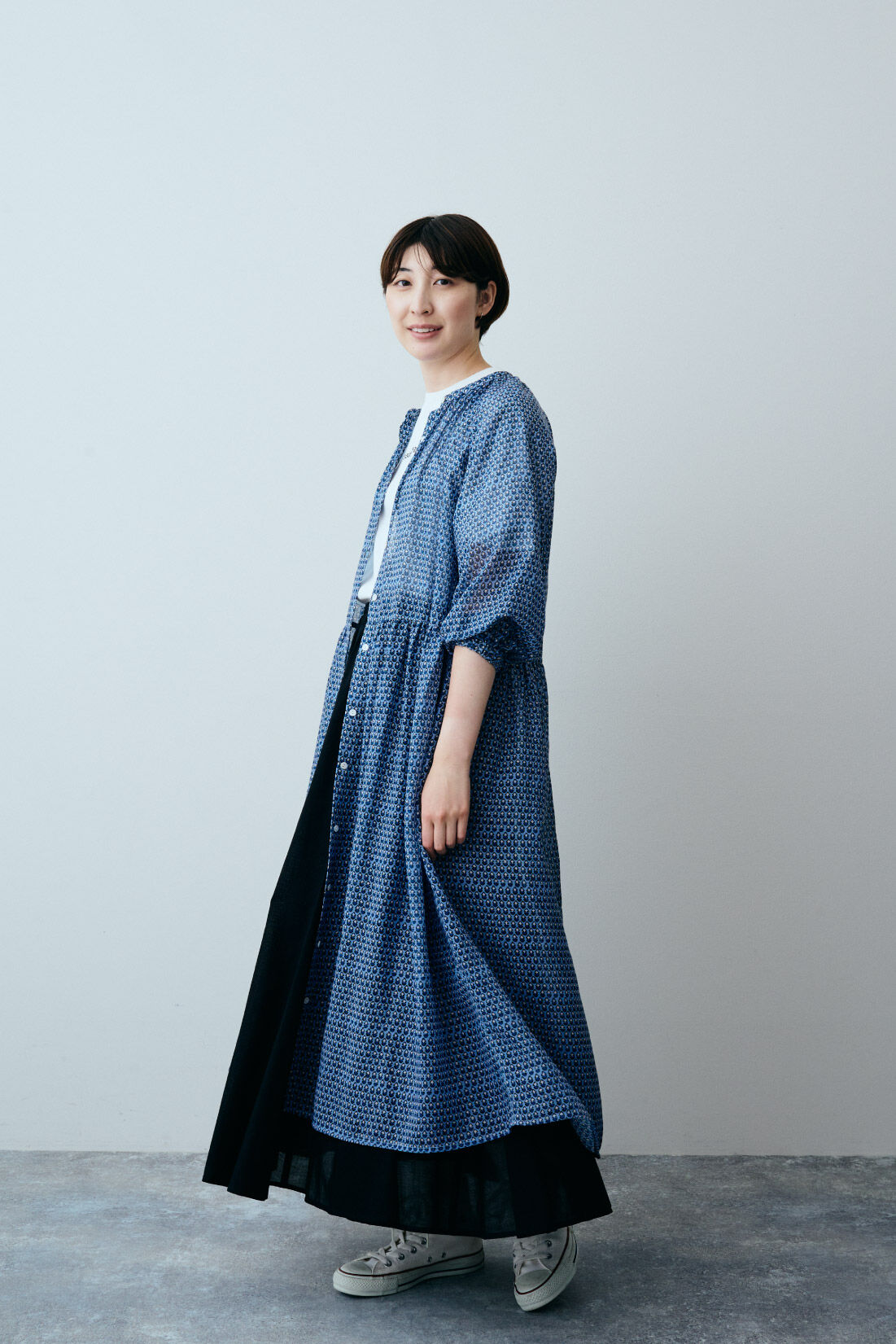 THREE FIFTY STANDARD|ミュルーズ染織美術館ワンピースＢＬ　ＴＦＳとモノトーンロゴＴシャツホワイト　ＴＦＳのコーディネート|モデル身長：163cm　着用サイズ：M