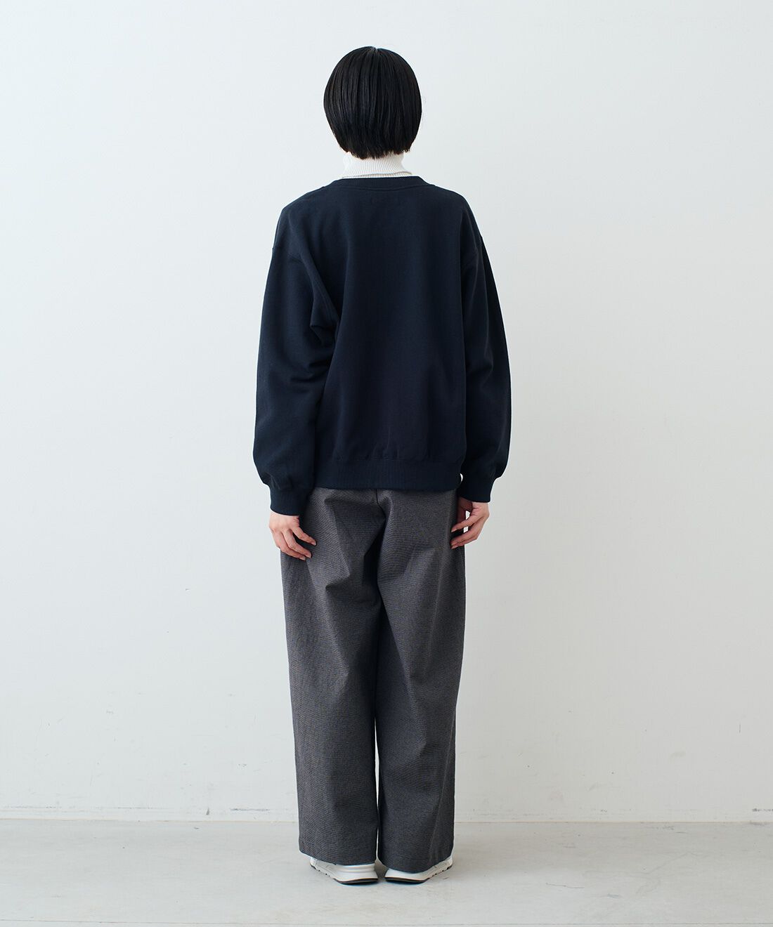 THREE FIFTY STANDARD|ジップアップスウェットジャケットＮＶ　ＴＦＳとコットン１００％リブタートル　ＴＦＳとレザーのワイドボストンバッグＢＫ　ＴＦＳのコーディネート|モデル身長：163cm 着用サイズ：M