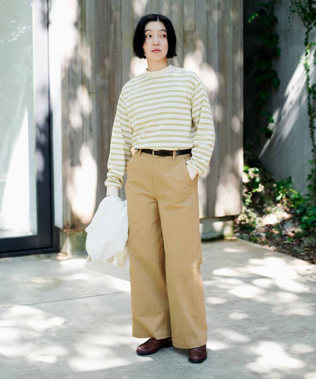 THREE FIFTY STANDARD［スリーフィフティースタンダード］|すっきりノータックのチノパンツ〈ベージュ〉のコーディネート