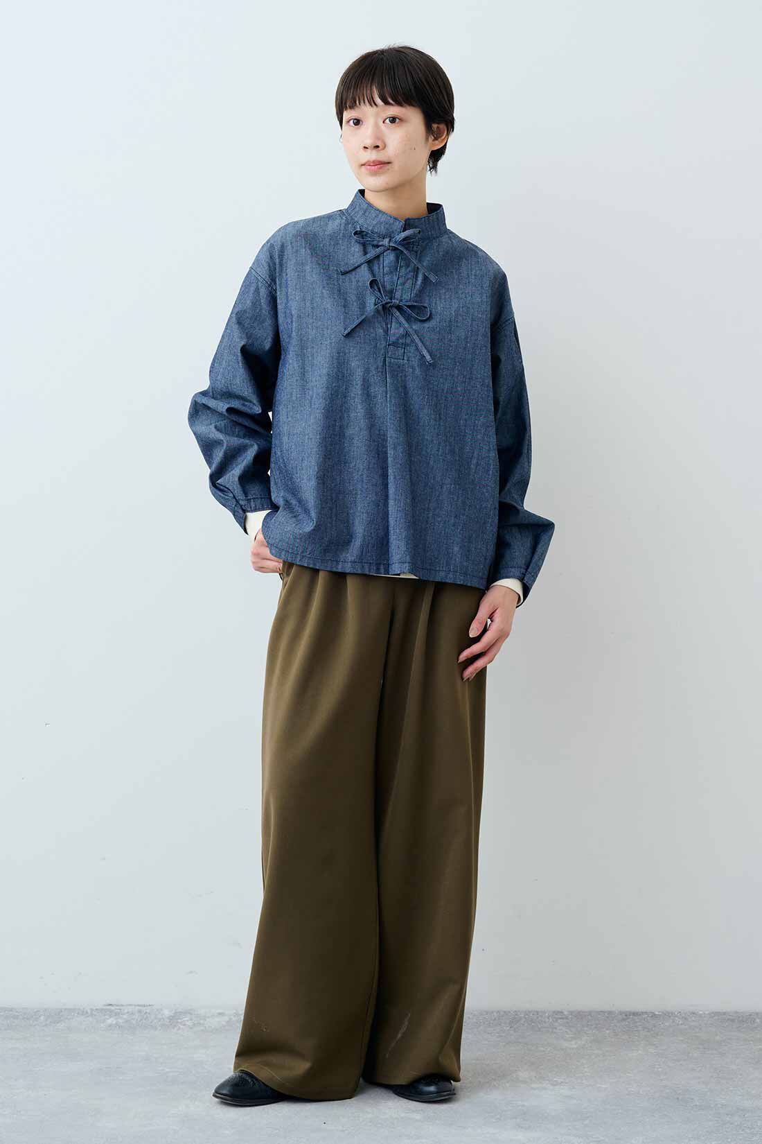 THREE FIFTY STANDARD|リボンデザインのデニムプルオーバーとフライス編みのストレッチラグランスリーブTシャツの会とゆるっとワイドパンツ〈カーキ〉のコーディネート|モデル身長：163cm 着用サイズ：M
