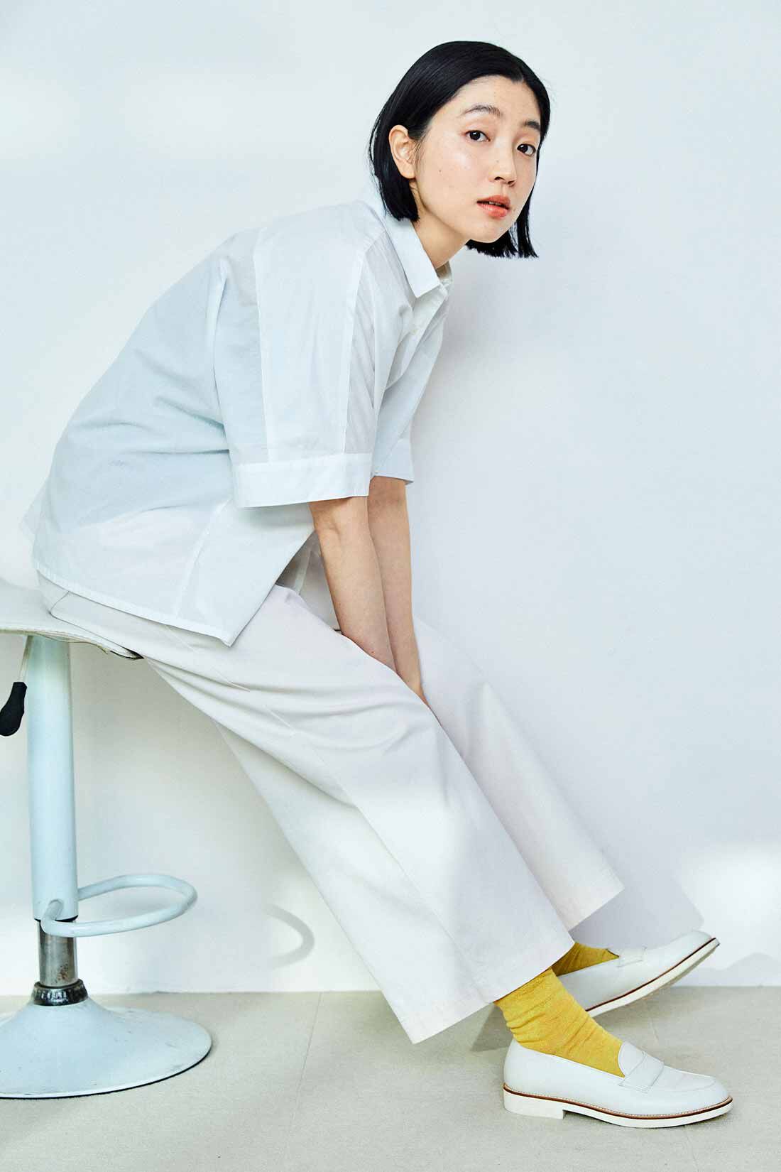 THREE FIFTY STANDARD|オーガニックコットン ワイドシルエット シャツ〈オフホワイト〉と麻混素材 透かし編み ソックスセットのコーディネート