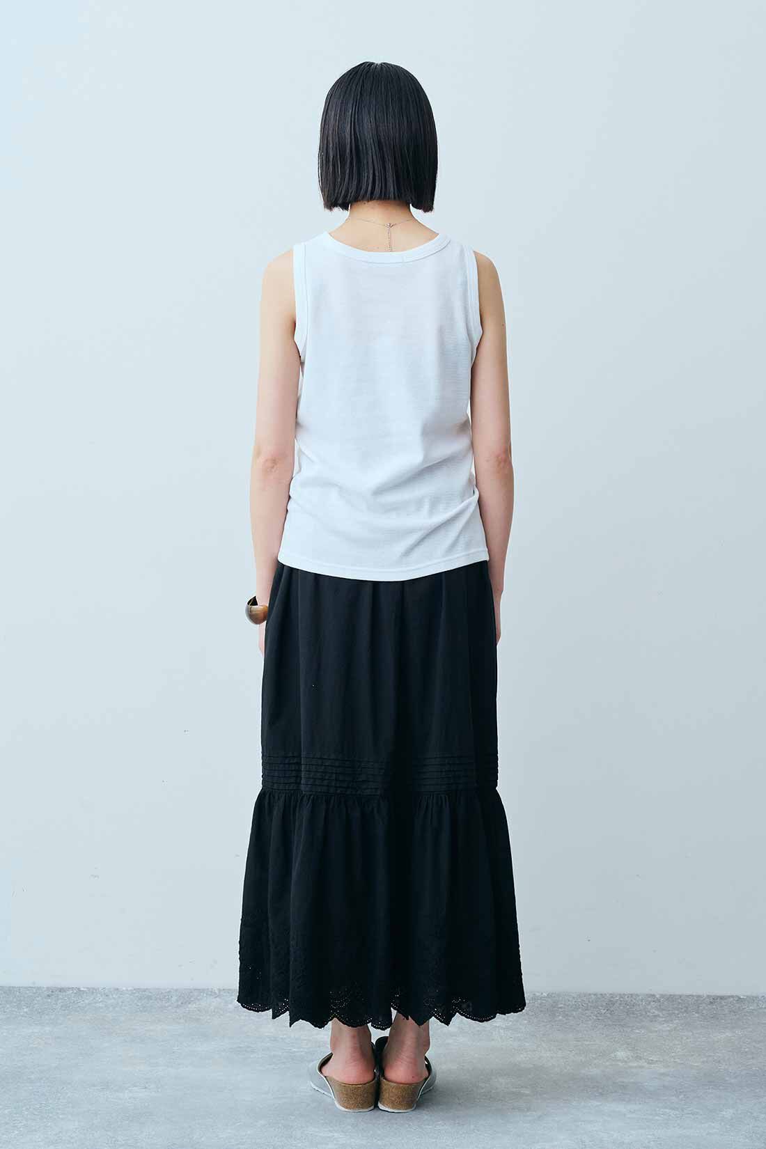 THREE FIFTY STANDARD|コットンレース スカート〈ブラック〉とステンレス ネックレスのコーディネート|モデル身長：163cm 着用サイズ：M