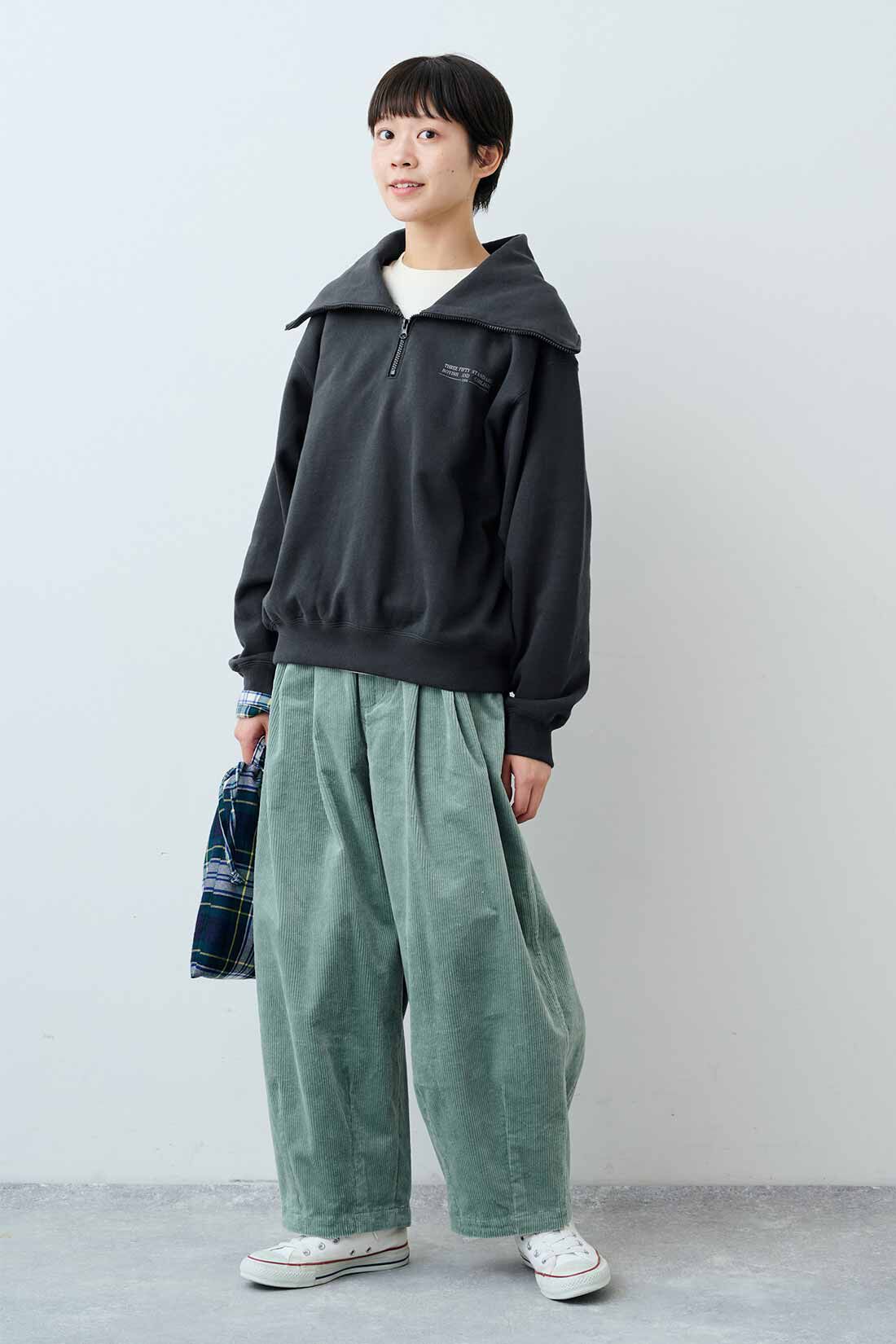 THREE FIFTY STANDARD［スリーフィフティースタンダード］|フライス編みのストレッチラグランスリーブTシャツの会のコーディネート|モデル身長：163cm 着用サイズ：M