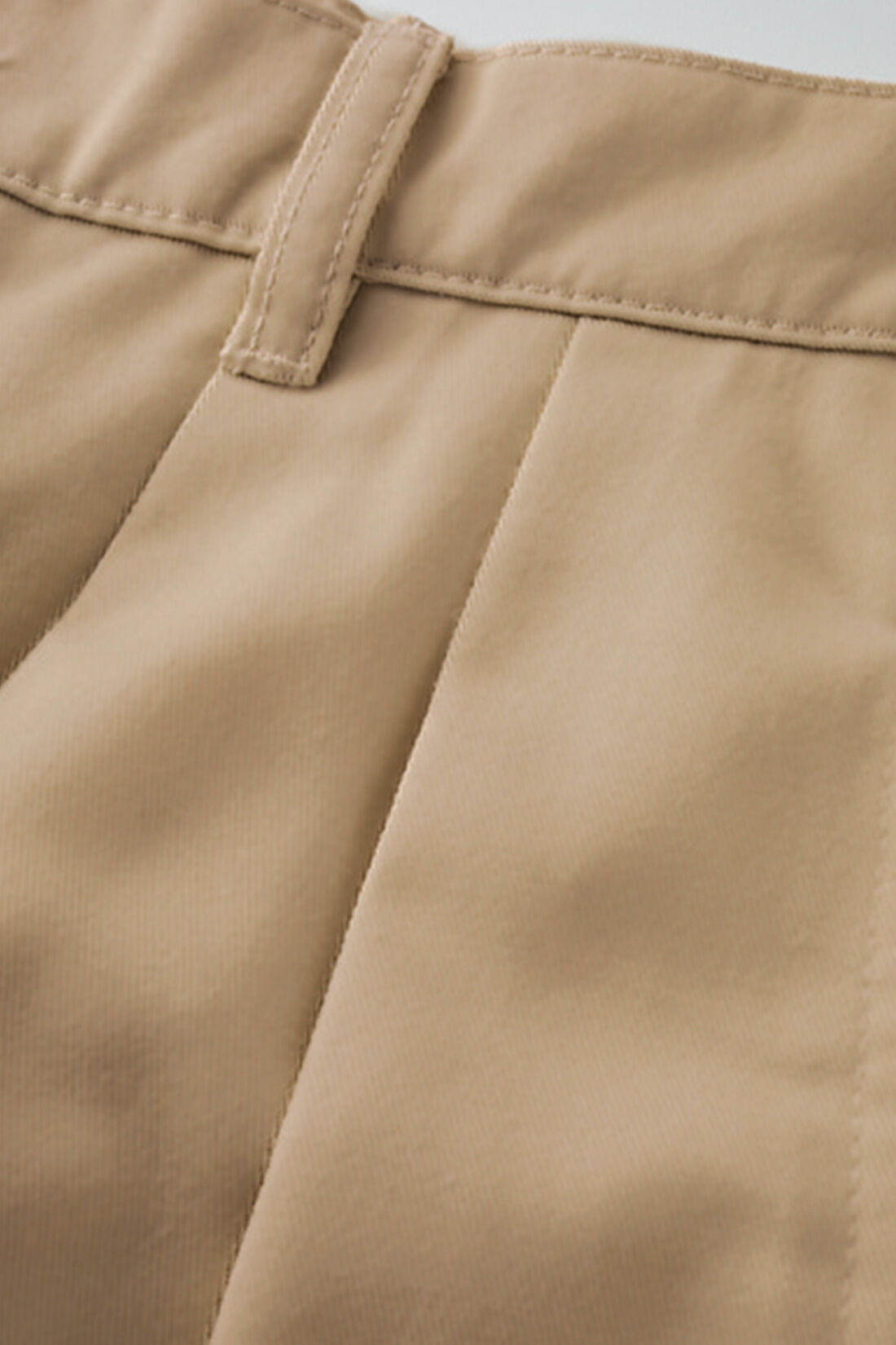 THREE FIFTY STANDARD|THREE FIFTY STANDARD スタンダードなチノパンツ〈ベージュ〉|内側に倒したインタックがすっきりスマートなシルエットを構築。