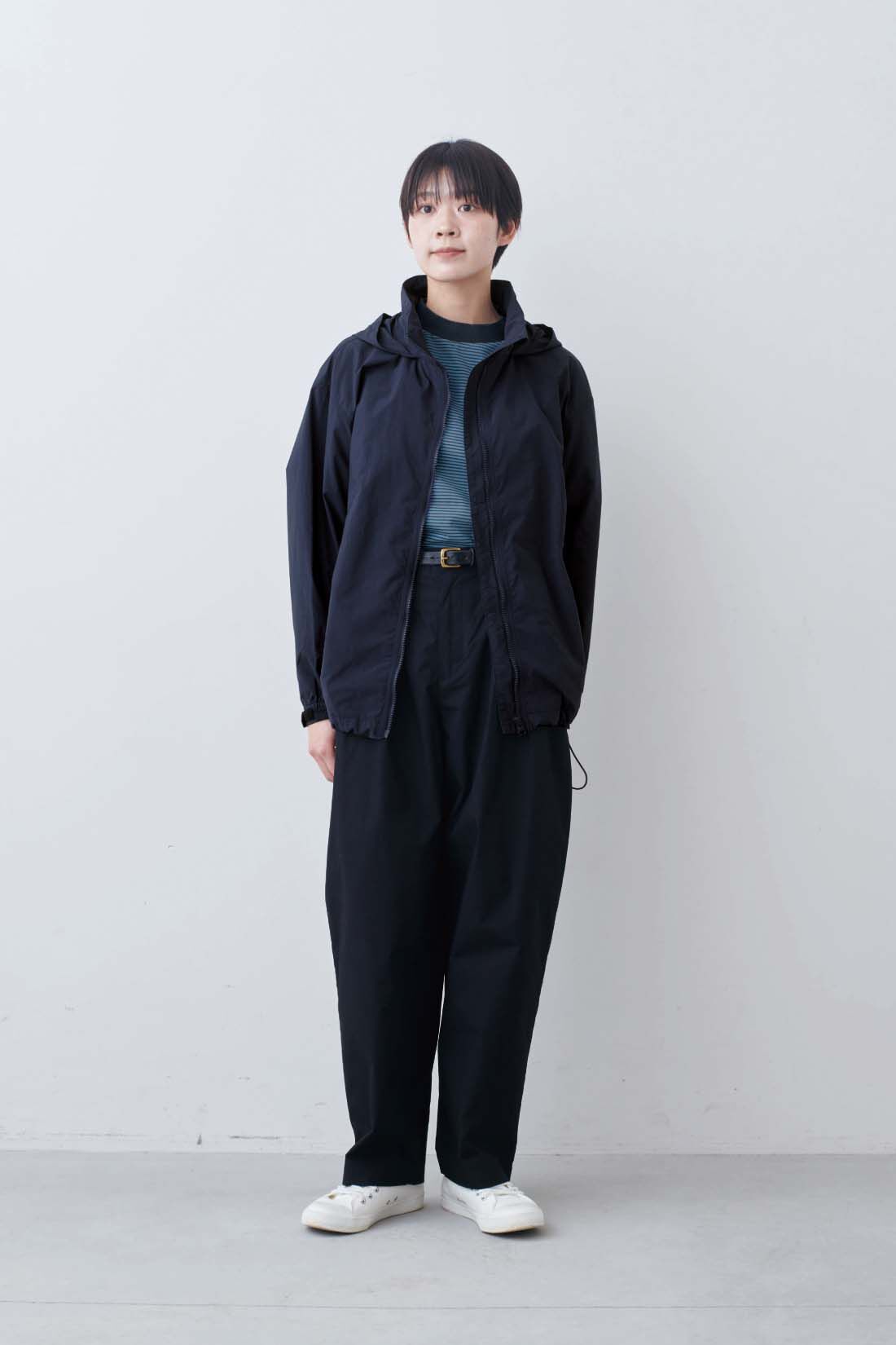 THREE FIFTY STANDARD［スリーフィフティースタンダード］|軽量 撥水ナイロンパーカー〈ネイビー〉とこだわりボーダーTシャツの会とラフなシルエットのテーパードパンツ〈ブラック〉のコーディネート