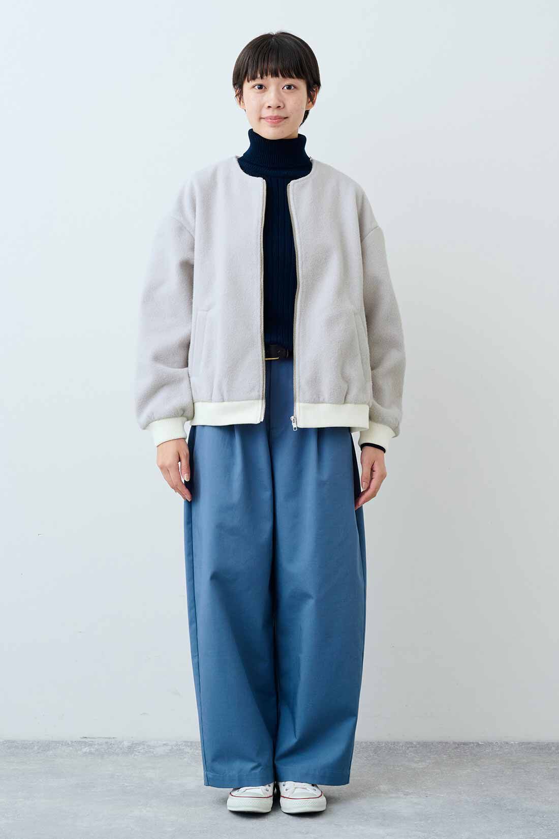 THREE FIFTY STANDARD|コットン100％のリブタートルとグレイッシュブルーのタックワイドパンツのコーディネート|モデル身長：163cm 着用サイズ：M