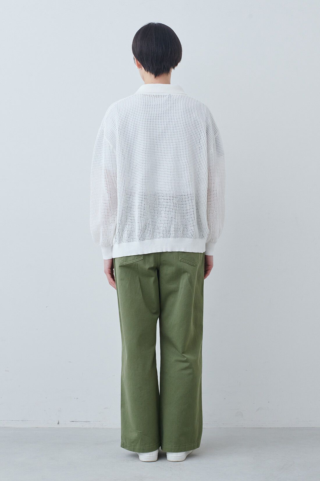THREE FIFTY STANDARD|衿付きニット透かし編みカーディガン〈オフホワイト〉とベーシックなベイカーパンツ〈カーキグリーン〉のコーディネート