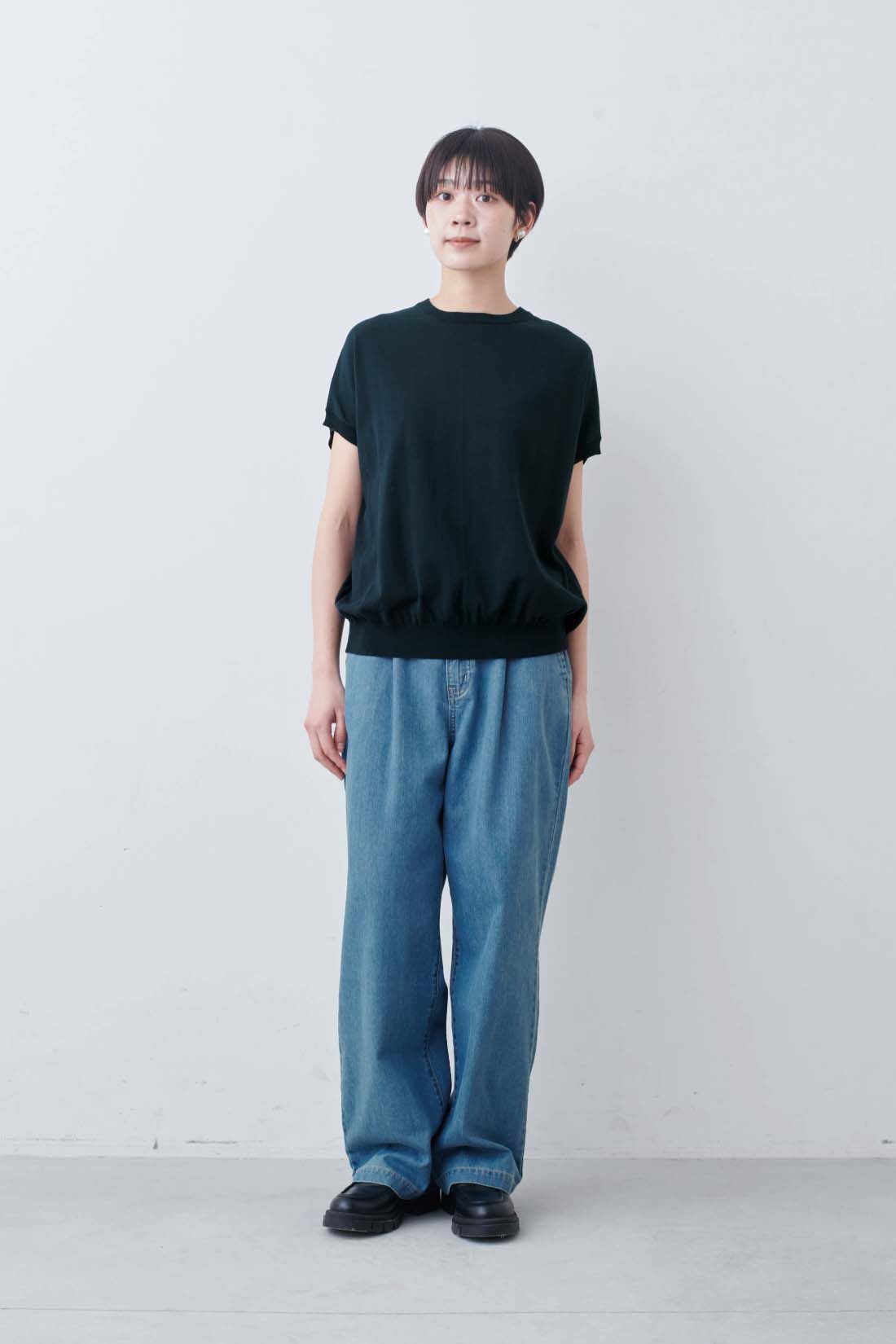 THREE FIFTY STANDARD|ライトデニムのタックワイドパンツのコーディネート
