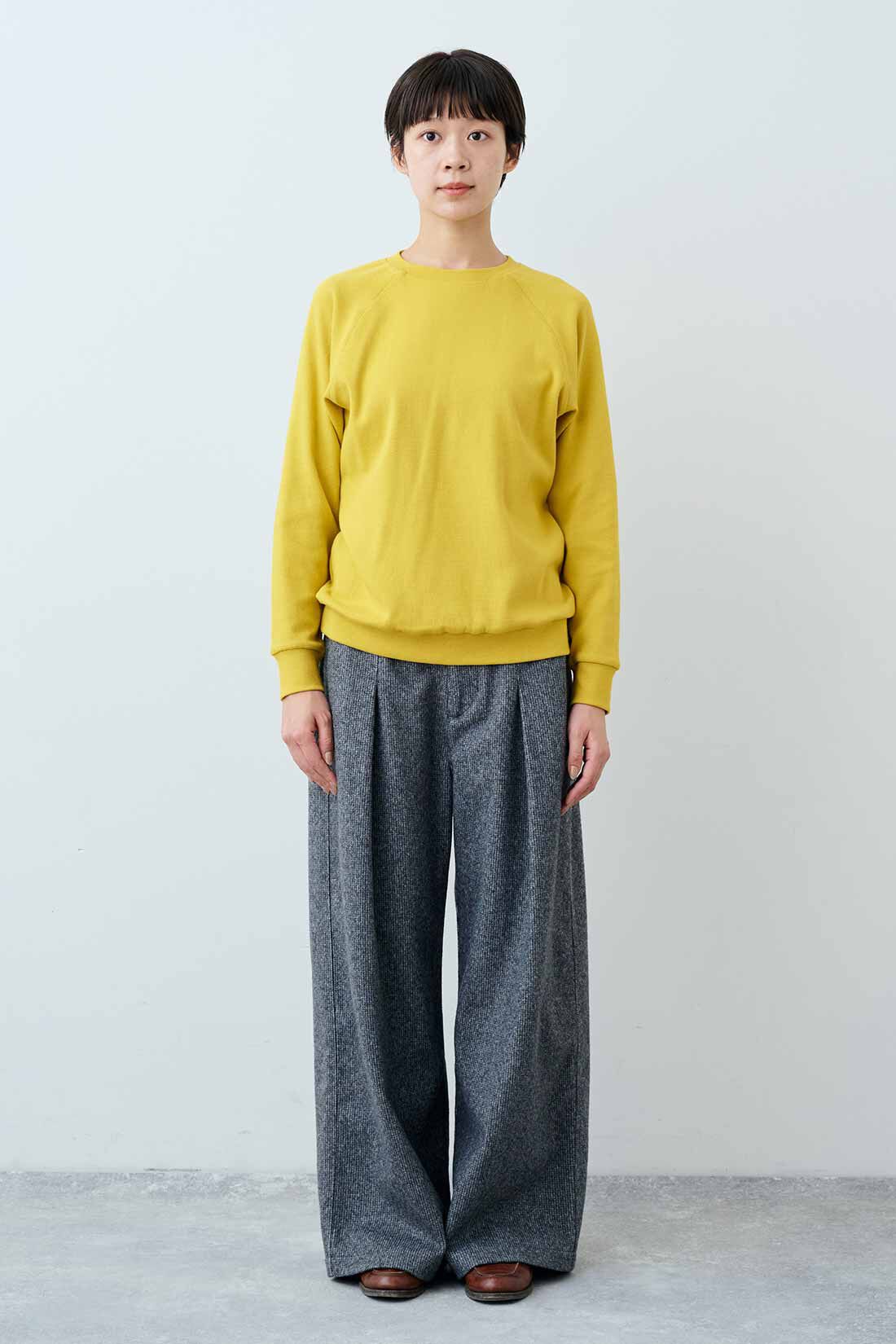 THREE FIFTY STANDARD|フライス編みのストレッチラグランスリーブTシャツの会と小谷 実由さんと作った チェック柄のワイドパンツ〈グレー〉のコーディネート|モデル身長：163cm 着用サイズ：M