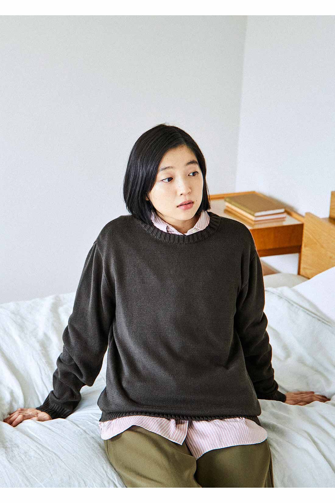 THREE FIFTY STANDARD|ふんわり無撚糸のコットンセーター〈ダークブラウン〉とゆるっとワイドパンツ〈カーキ〉のコーディネート