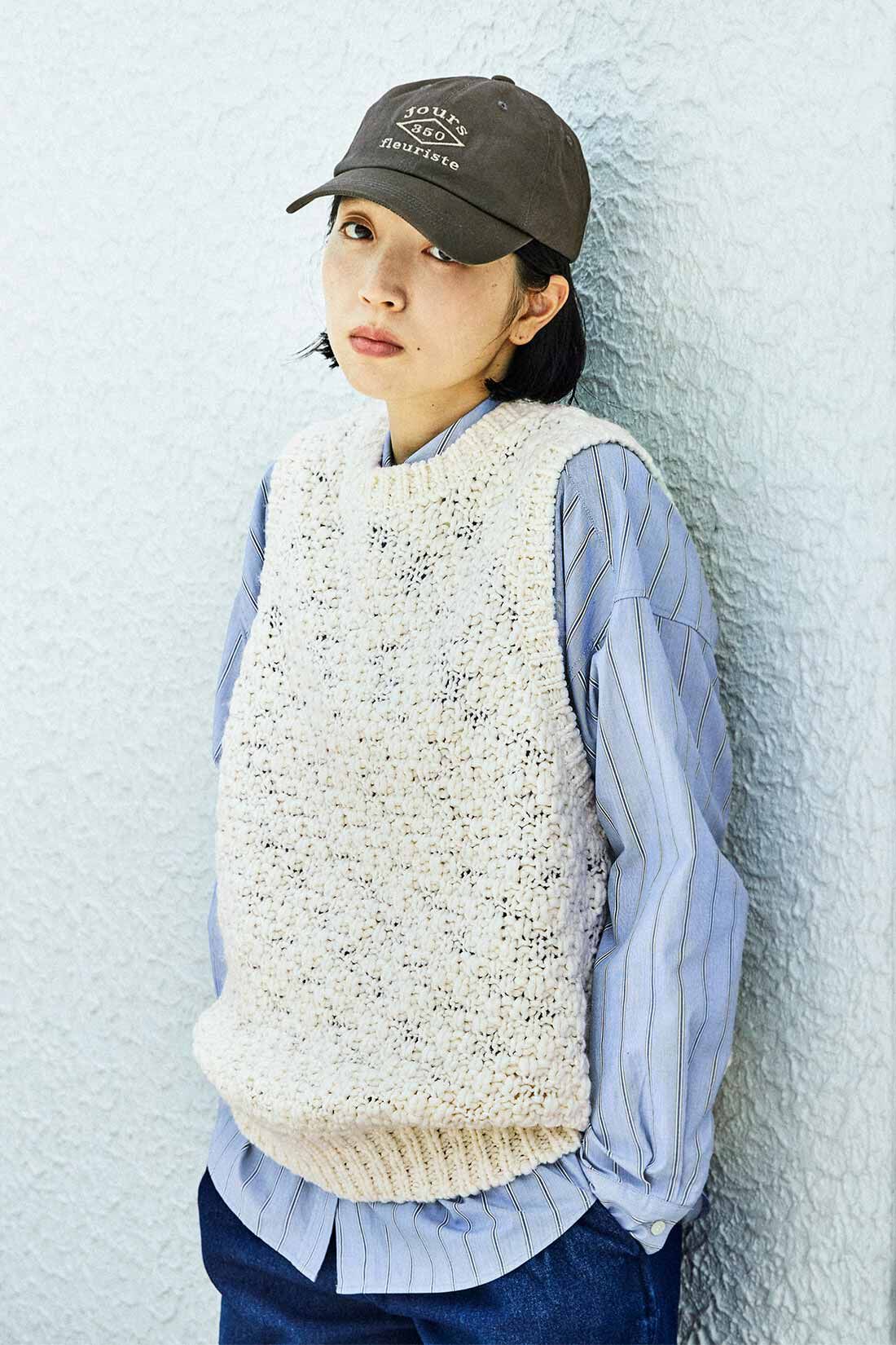 THREE FIFTY STANDARD|綿100％ ワンポイント刺しゅうのストライプシャツ〈ブルーグレー〉とウール混 ニットベスト〈オフホワイト〉と綿100％ デニムのトラウザーパンツのコーディネート