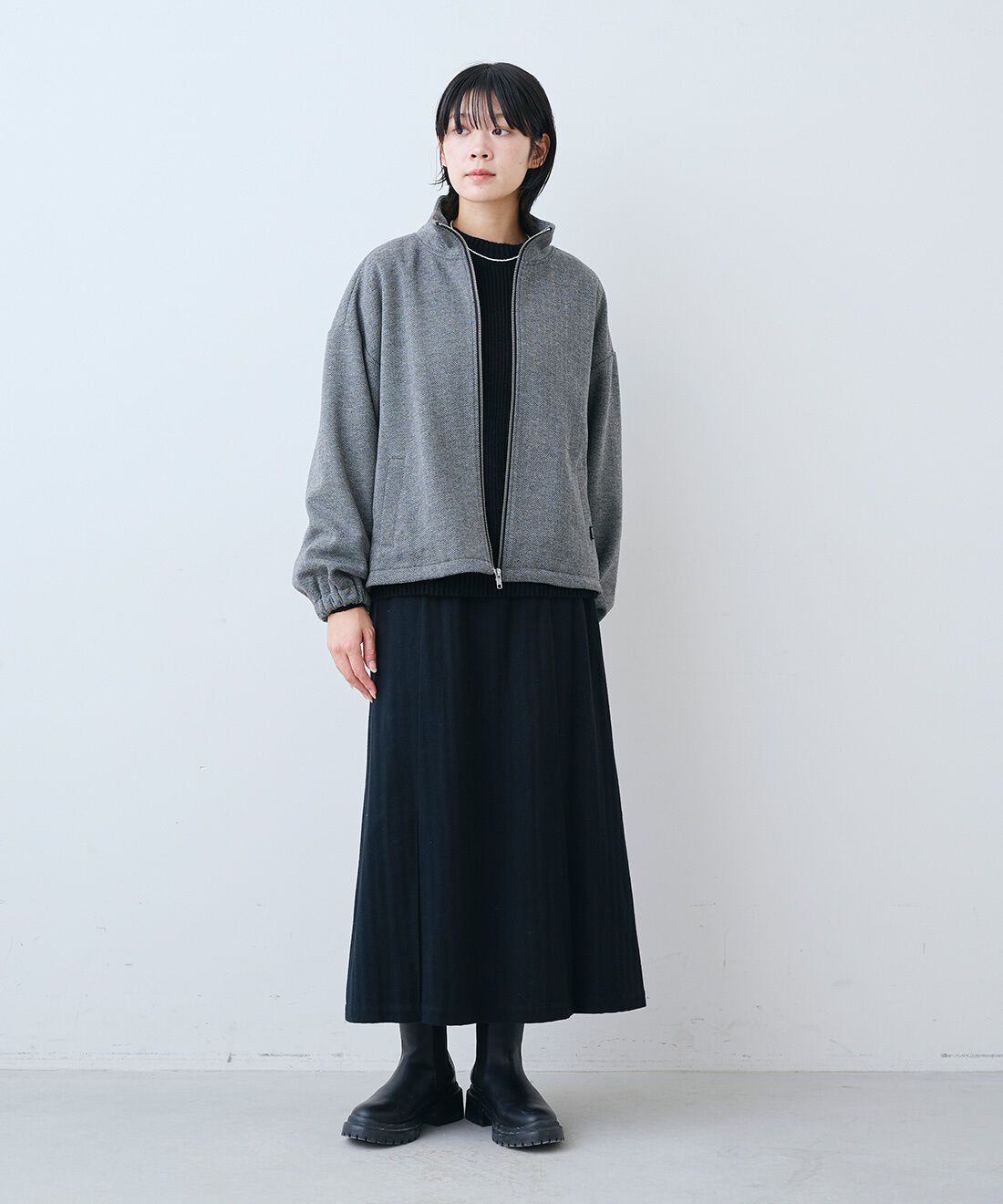 THREE FIFTY STANDARD［スリーフィフティースタンダード］|ヘリンボーン柄のブルゾン〈グレー〉と日本製リサイクル素材ニットセーター〈ブラック〉のコーディネート