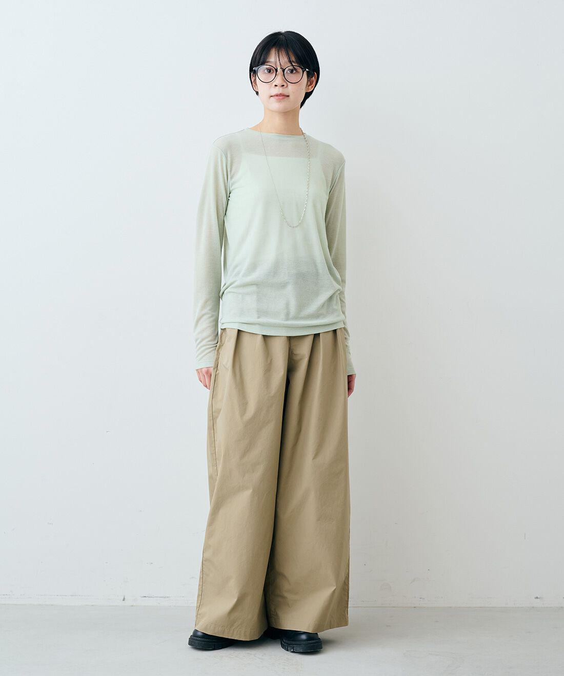 THREE FIFTY STANDARD|シアーなカットソートップスの会と綿100％ 上品 接触冷感素材 ワイドパンツ 〈カーキベージュ〉と日本製 2-WAY チェーン ネックレスのコーディネート