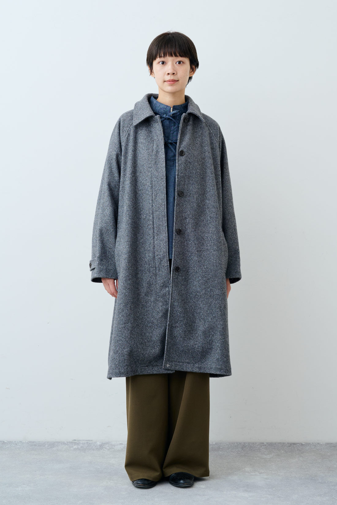 THREE FIFTY STANDARD|リボンデザインのデニムプルオーバーとフライス編みのストレッチラグランスリーブTシャツの会とゆるっとワイドパンツ〈カーキ〉のコーディネート|モデル身長：163cm 着用サイズ：M