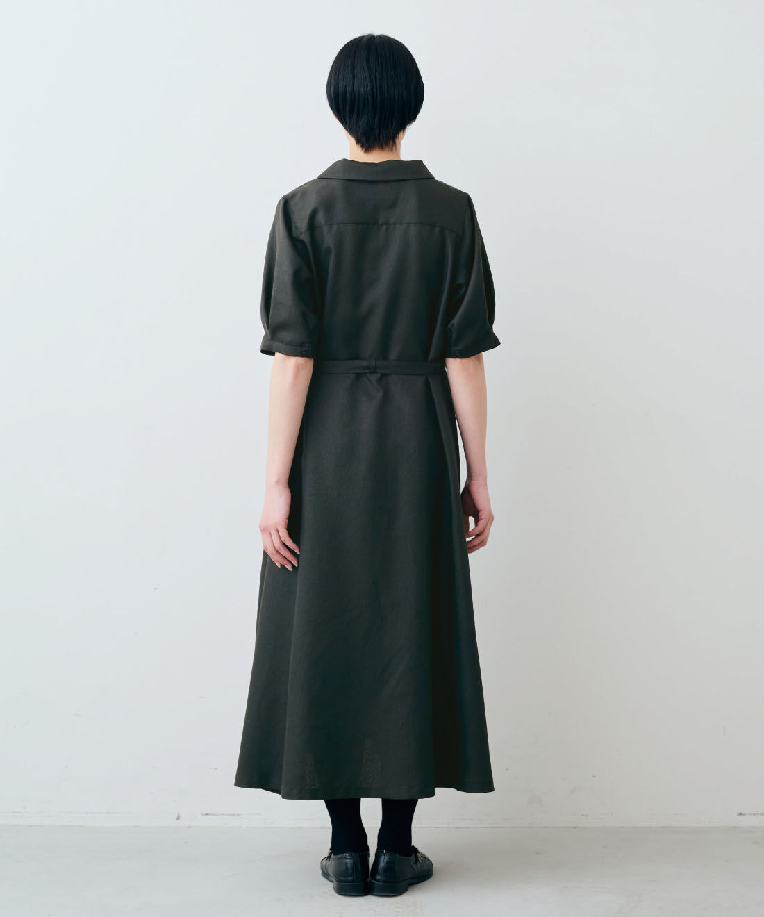 THREE FIFTY STANDARD［スリーフィフティースタンダード］|小谷 実由さんコラボ 共ベルト付き ワンピース 〈ブラック〉と綿混 ベア天じく ブラキャミソールのコーディネート