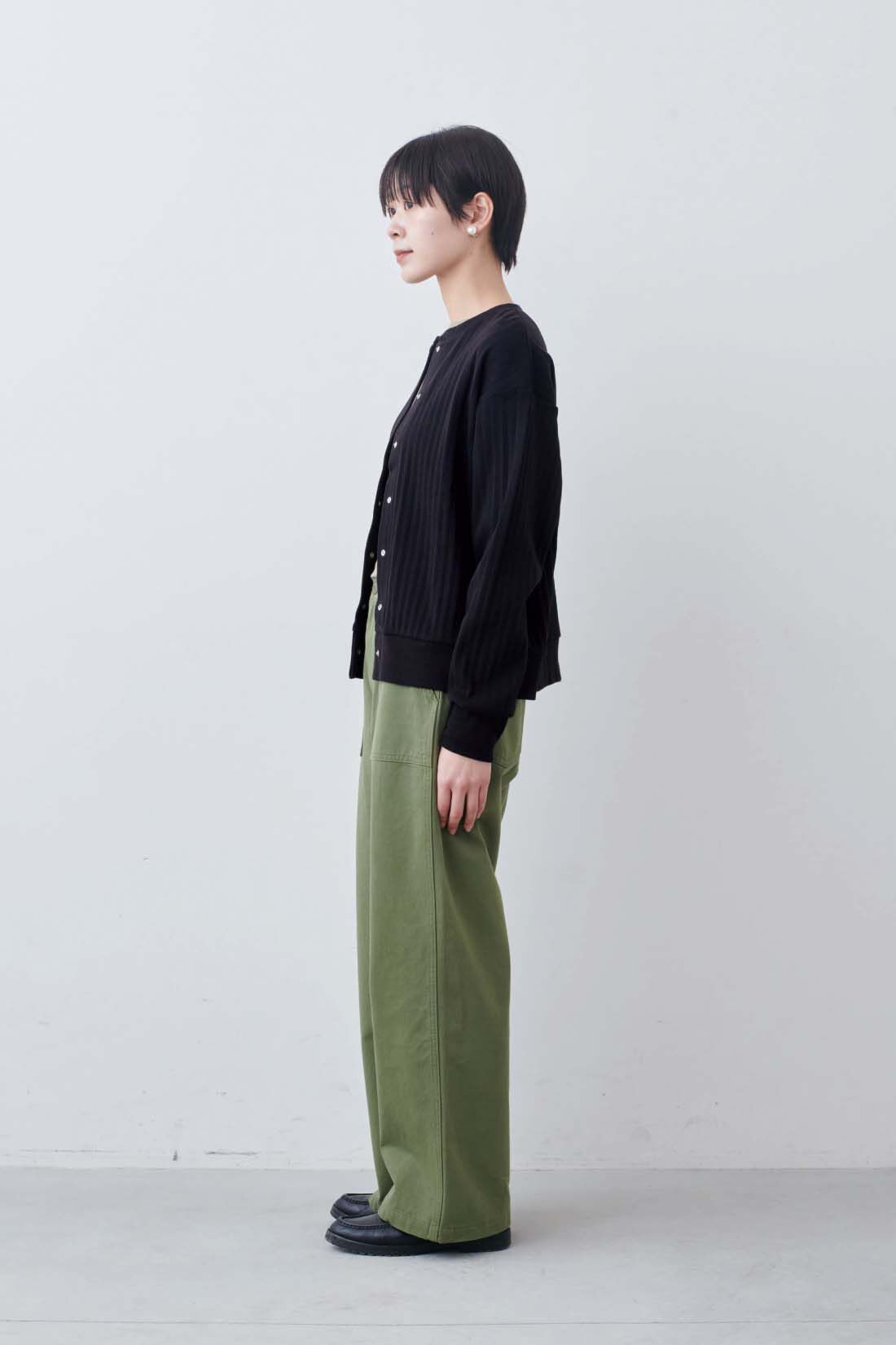 THREE FIFTY STANDARD|シアーなカットソートップスの会とベーシックなベイカーパンツ〈カーキグリーン〉のコーディネート