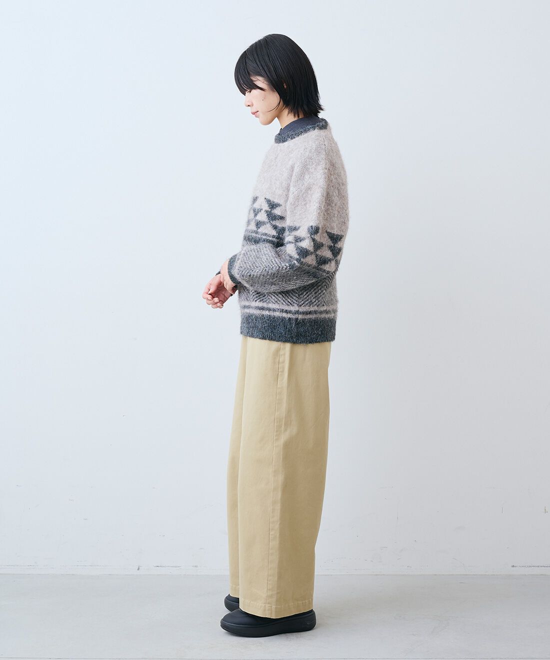 THREE FIFTY STANDARD|あったか起毛のネルシャツ〈ダーク杢グレー〉とすっきりノータックのチノパンツ〈ベージュ〉のコーディネート