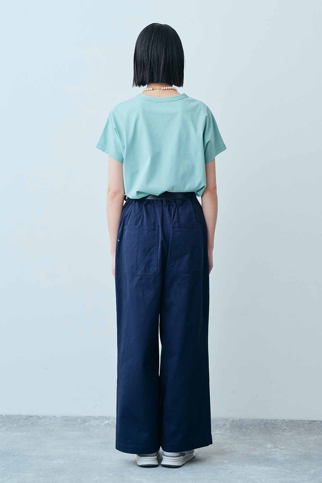 THREE FIFTY STANDARD|汗じみ軽減加工 フレンチスリーブ Ｔシャツとタック チノワイドパンツ〈ネイビー〉のコーディネート|モデル身長：163cm 着用サイズ：M