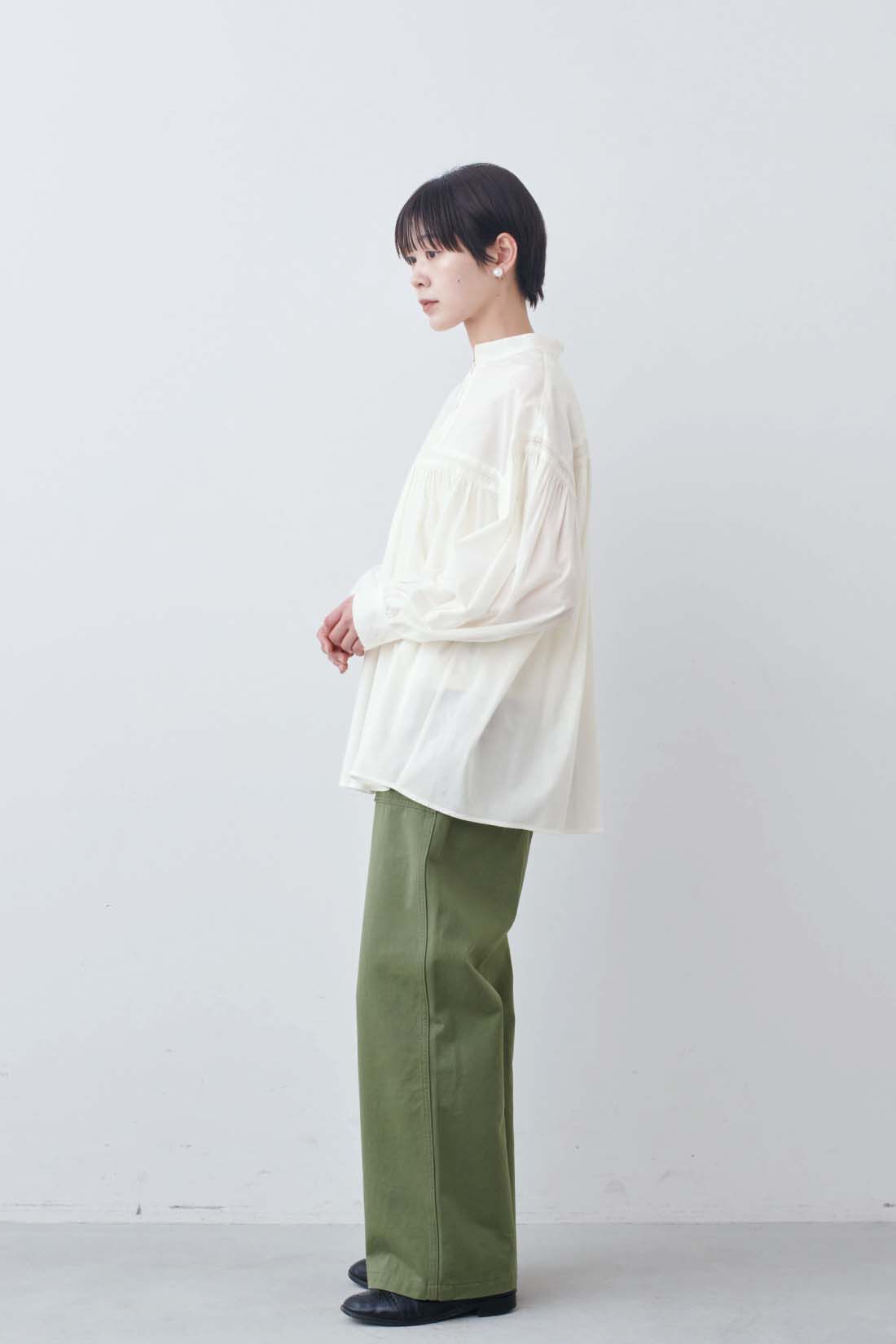 THREE FIFTY STANDARD|ベーシックなベイカーパンツ〈カーキグリーン〉とガラスパールのイヤアクセサリーのコーディネート