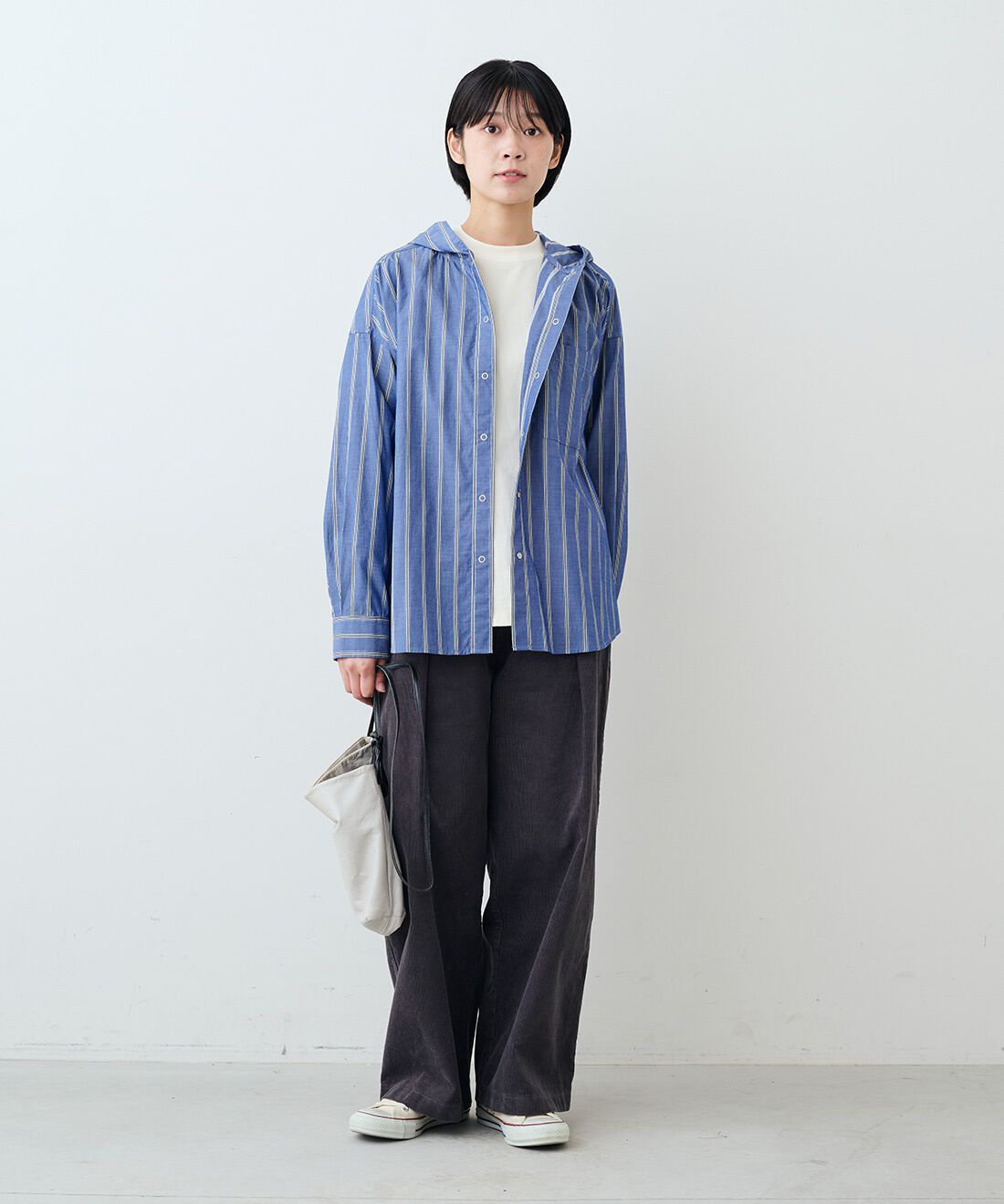 THREE FIFTY STANDARD|ストライプフーディーシャツＢＬ　ＴＦＳとＬＯＶＥ＆ＰＥＡＣＥ　Ｔシャツ　ＩＶ　ＴＦＳのコーディネート|モデル身長：163cm 着用サイズ：M