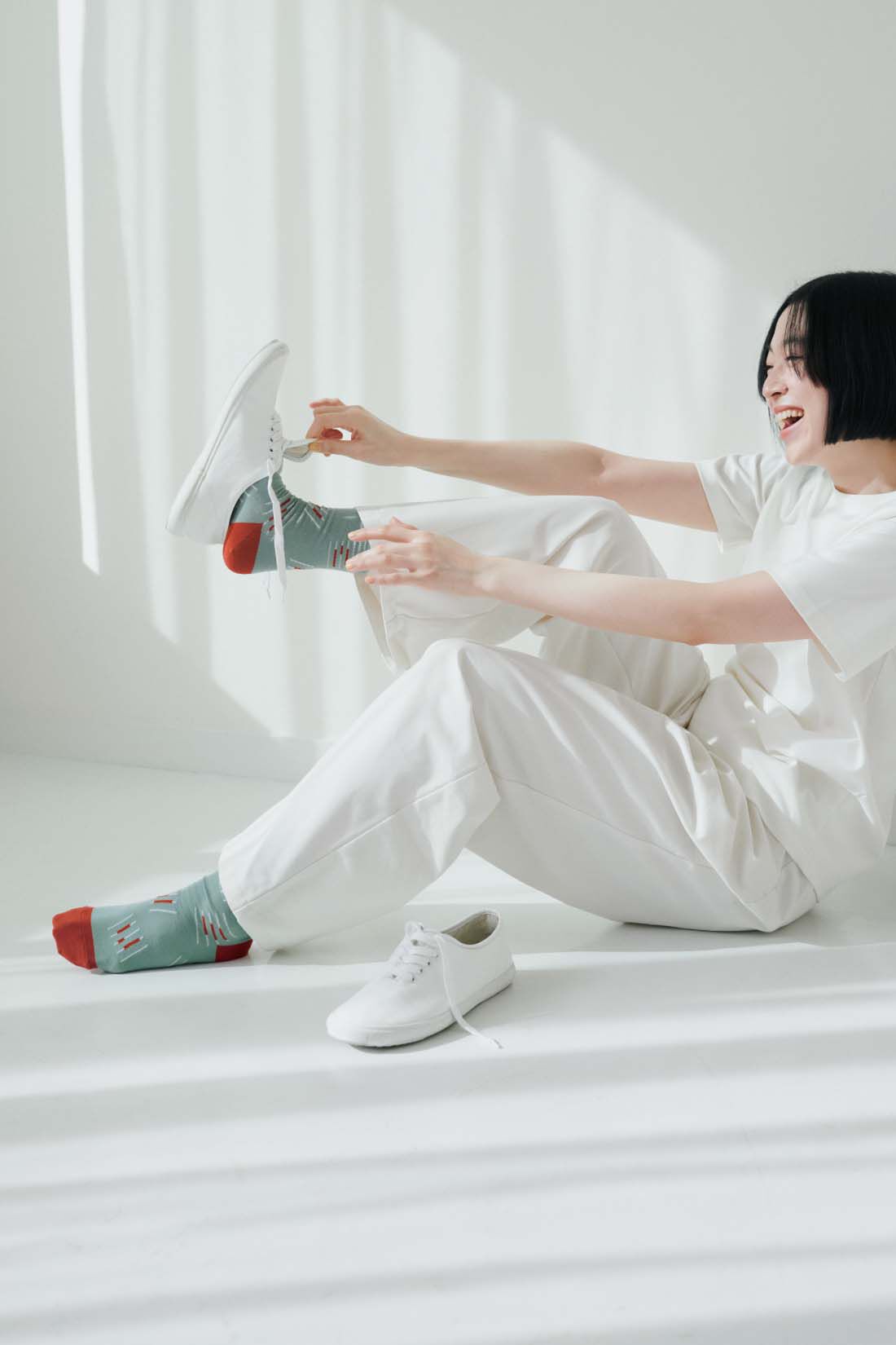 THREE FIFTY STANDARD|シルキーな肌ざわりのベーシックなTシャツの会とカジュアルすぎないチノパンツ〈アイボリー〉のコーディネート