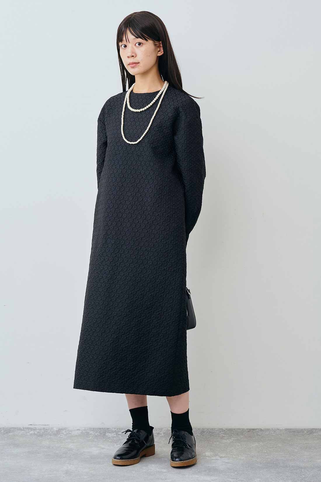 THREE FIFTY STANDARD|小谷実由さんコラボ ジャカード 花柄ワンピース〈ブラック〉と桜の木のウッドパールロングネックレスのコーディネート