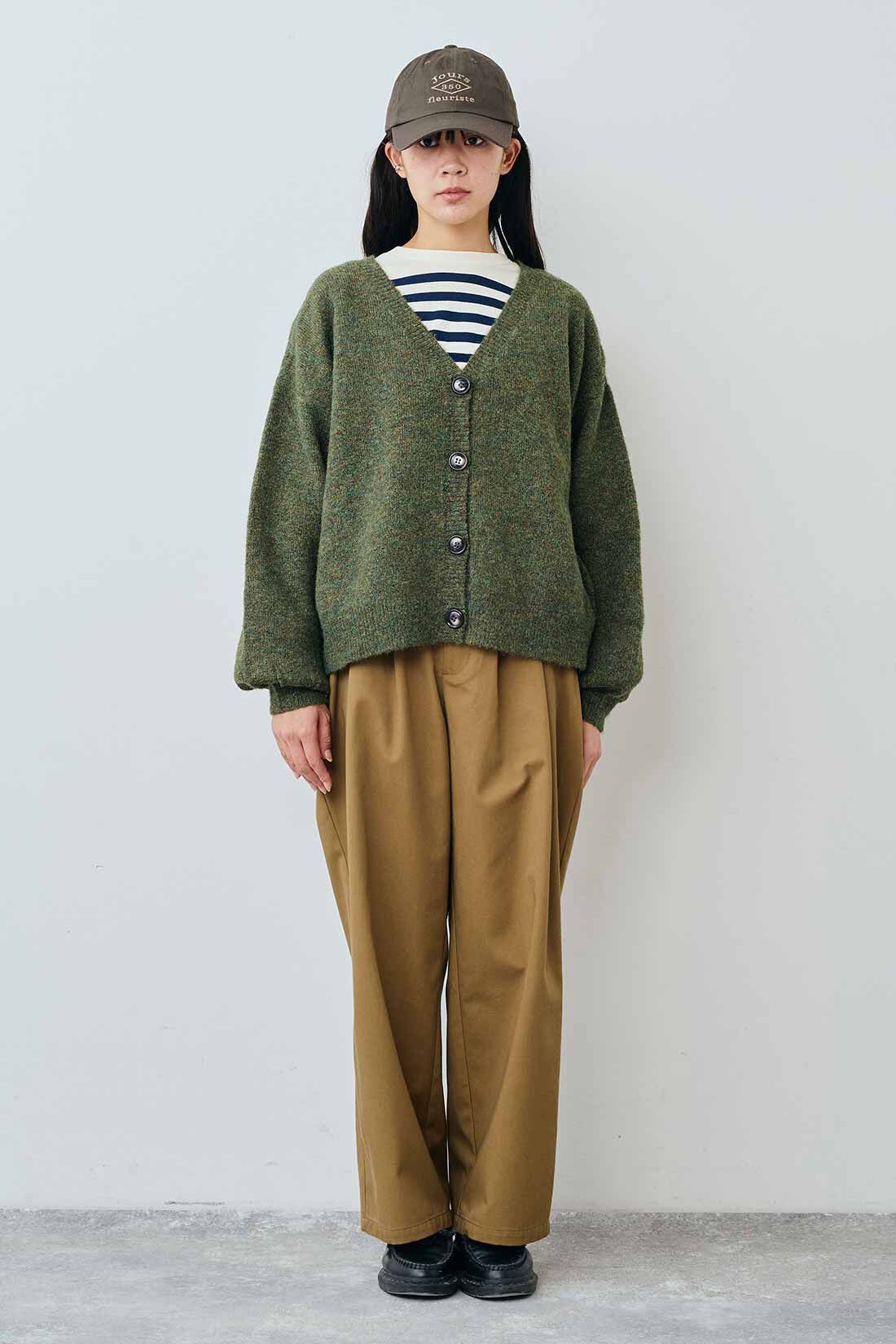 THREE FIFTY STANDARD|綿100％ クルーネックのパネルボーダーTシャツとウール混 Vネックカーディガン〈モスグリーン〉とカジュアルすぎないチノパンツ〈キャメル〉のコーディネート