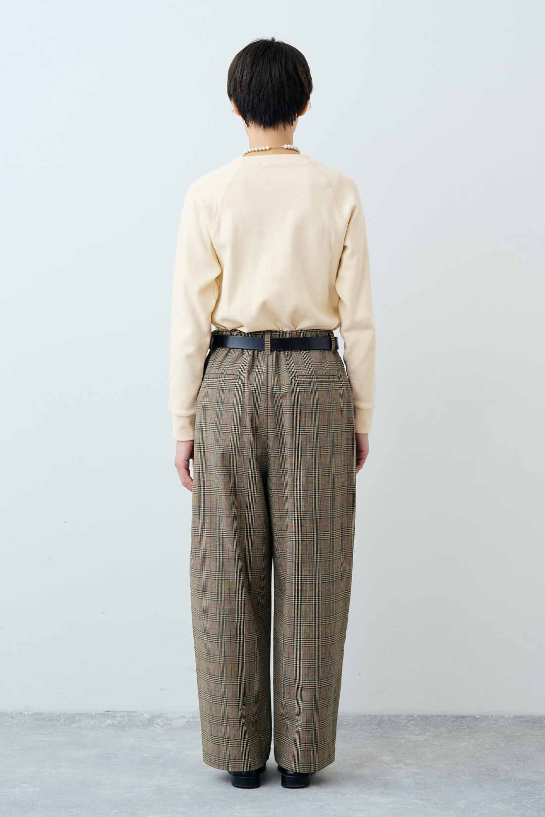 THREE FIFTY STANDARD|フレアーシルエットの比翼ワンピース〈マロンブラウン〉とフライス編みのストレッチラグランスリーブTシャツの会のコーディネート|モデル身長：163cm 着用サイズ：M