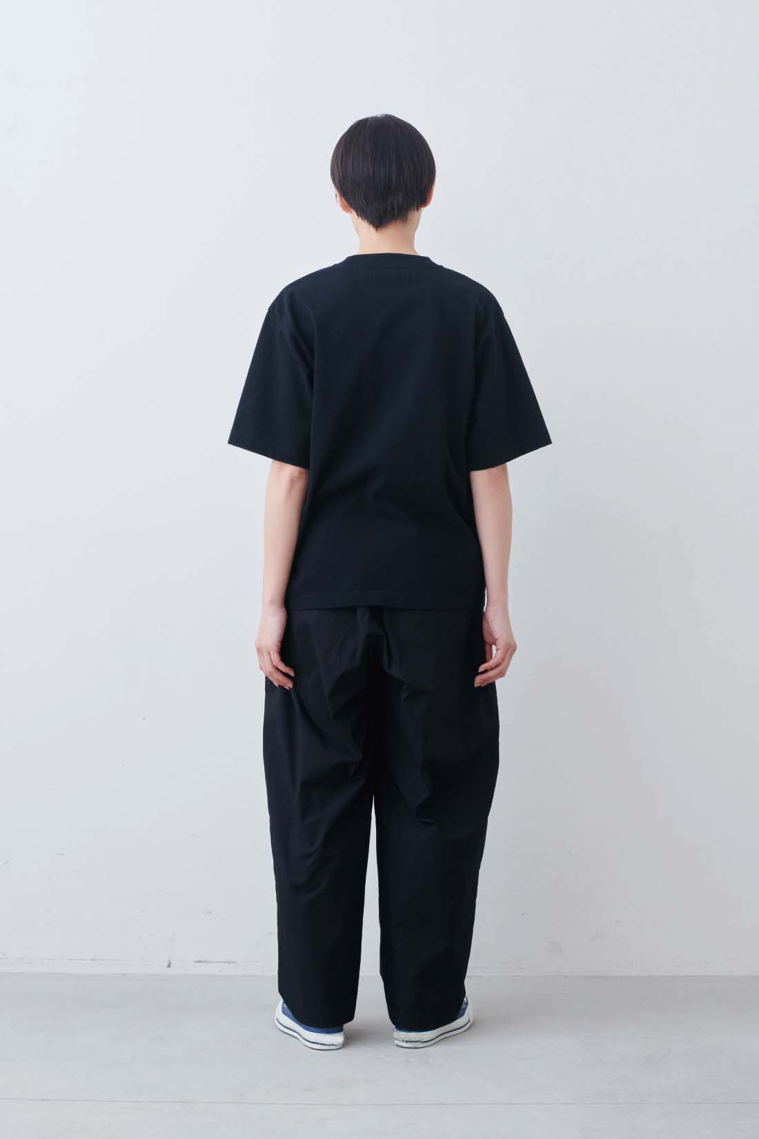THREE FIFTY STANDARD［スリーフィフティースタンダード］|ラフなシルエットのテーパードパンツ〈ブラック〉のコーディネート