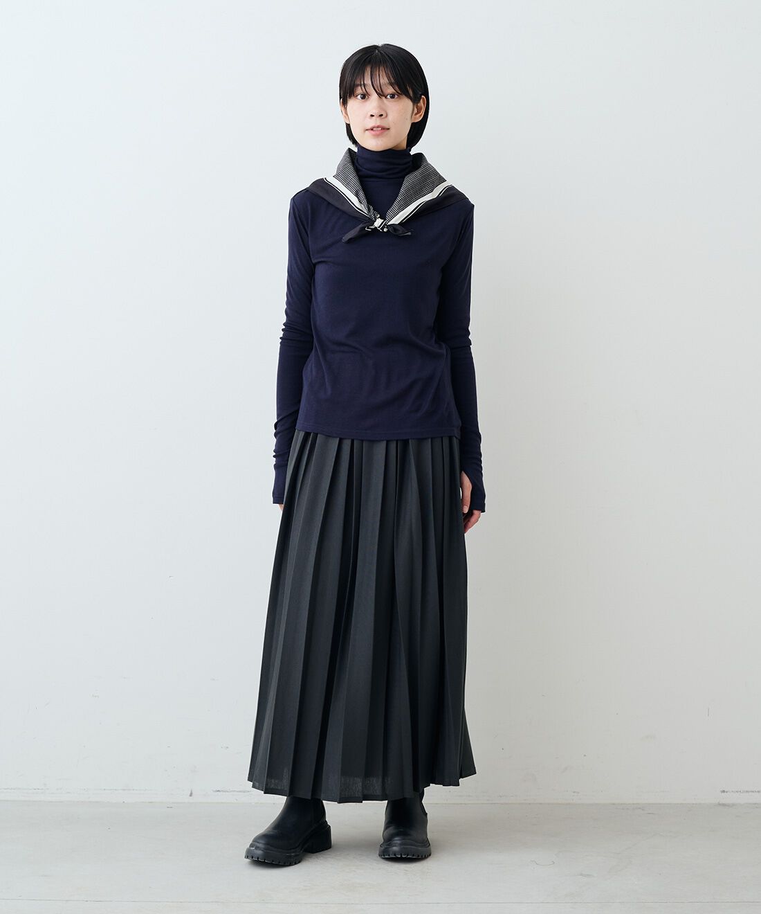 THREE FIFTY STANDARD|シルク混タートル　ＴＦＳとカットソーのプリーツスカートＧＹ　ＴＦＳのコーディネート|モデル身長：163cm 着用サイズ：M