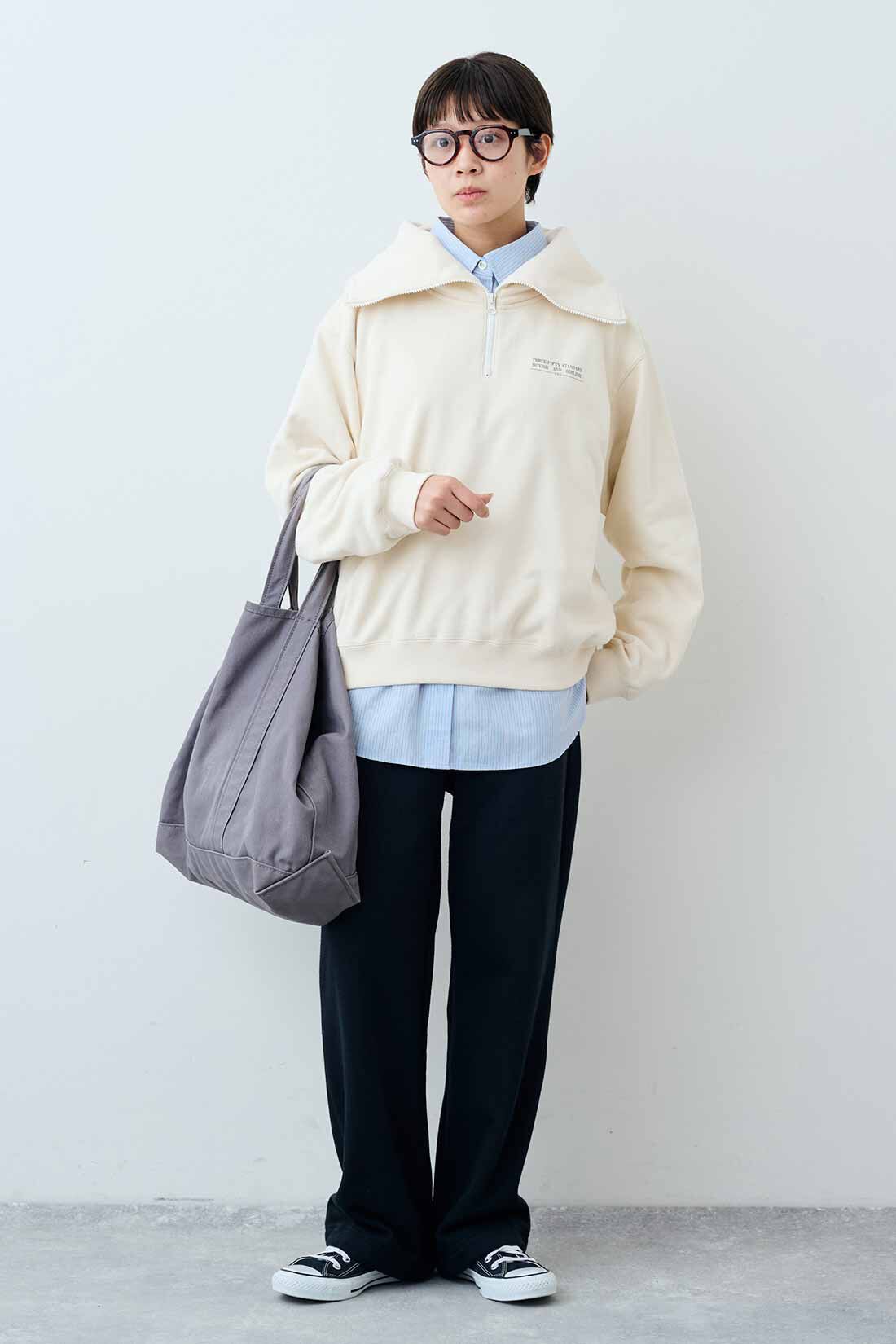 THREE FIFTY STANDARD|セーラー風のハーフジップスウェット〈アイボリー〉と裏起毛カットソーパンツの会のコーディネート|モデル身長：163cm 着用サイズ：M