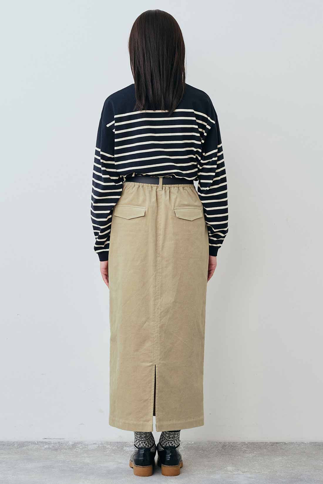 THREE FIFTY STANDARD|綿100％ クルーネックのパネルボーダーTシャツと別珍 Iラインスカート〈ベージュ〉と桜の木のウッドパールロングネックレスのコーディネート