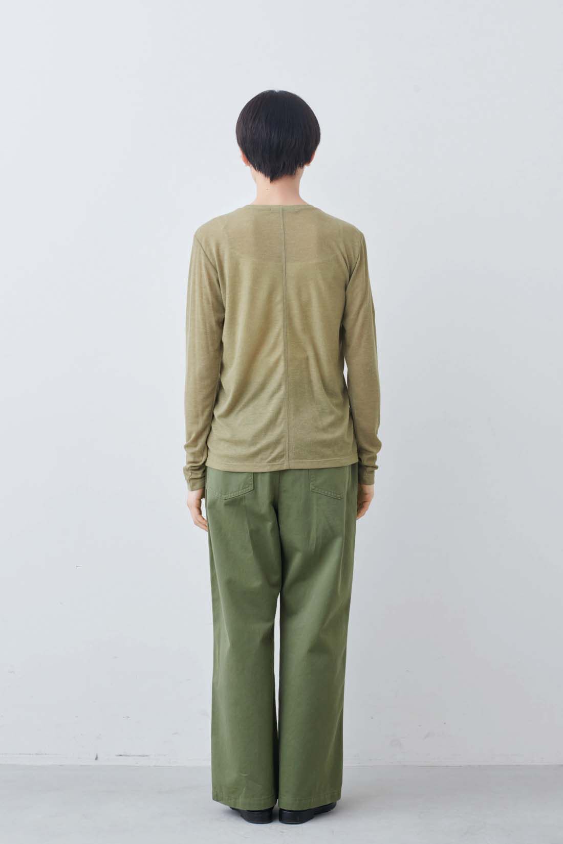 THREE FIFTY STANDARD|シアーなカットソートップスの会とガラスパールのイヤアクセサリーのコーディネート