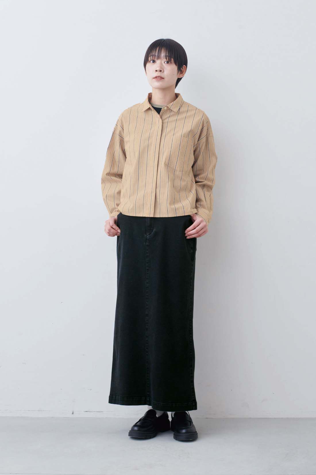 THREE FIFTY STANDARD|クロップド丈のストライプシャツ〈シナモンベージュ〉とシアーなカットソートップスの会のコーディネート