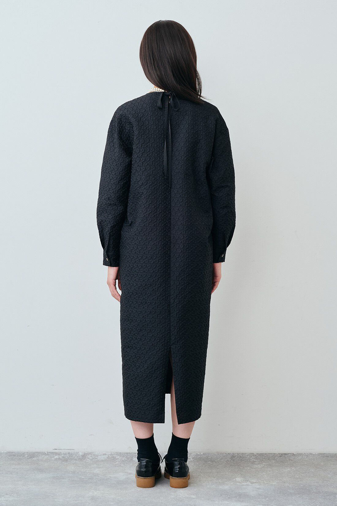 THREE FIFTY STANDARD|小谷実由さんコラボ ジャカード 花柄ワンピース〈ブラック〉と桜の木のウッドパールロングネックレスのコーディネート