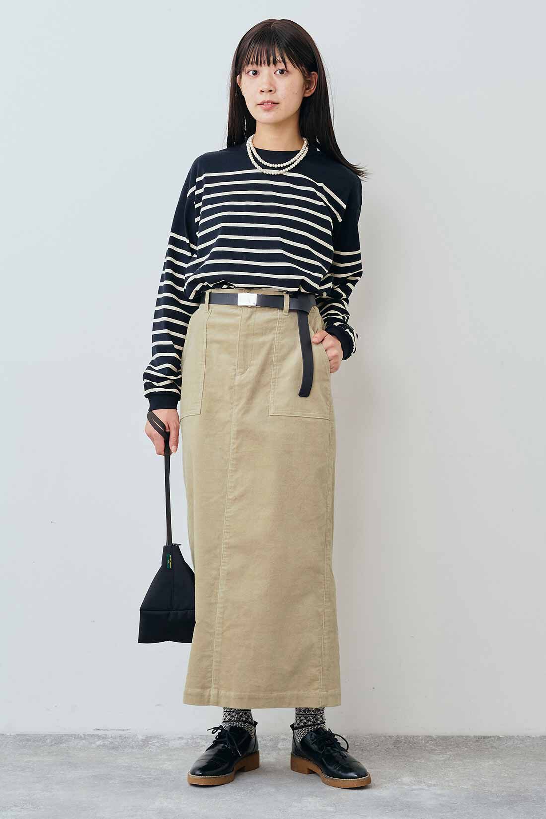 THREE FIFTY STANDARD|綿100％ クルーネックのパネルボーダーTシャツと別珍 Iラインスカート〈ベージュ〉と桜の木のウッドパールロングネックレスのコーディネート