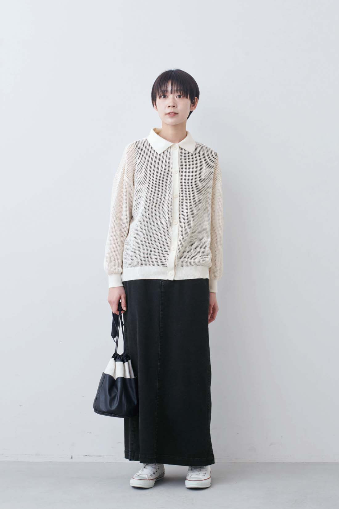 THREE FIFTY STANDARD|衿付きニット透かし編みカーディガン〈オフホワイト〉とシックなウォッシュドブラックデニムのスカートのコーディネート