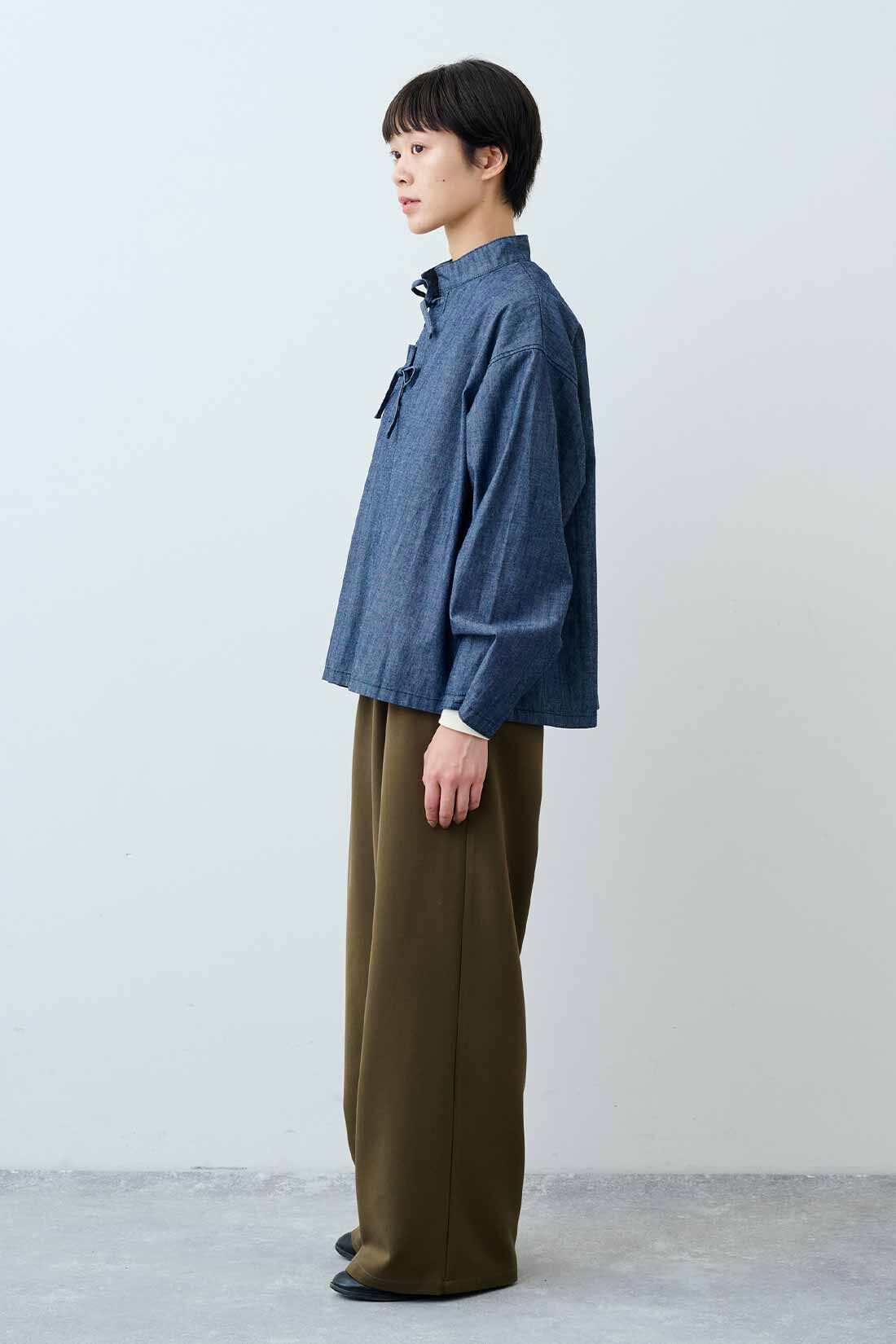 THREE FIFTY STANDARD|リボンデザインのデニムプルオーバーとフライス編みのストレッチラグランスリーブTシャツの会とゆるっとワイドパンツ〈カーキ〉のコーディネート|モデル身長：163cm 着用サイズ：M