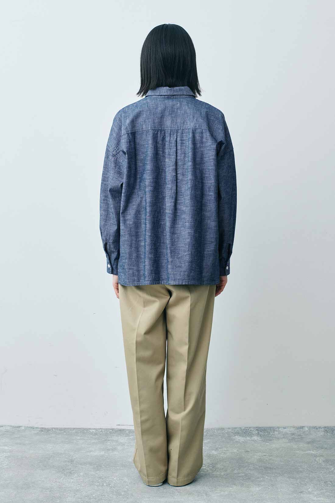 THREE FIFTY STANDARD|インディゴブルーのフリルシャツ　ＴＦＳとシルケット加工Ｔシャツ　ＴＦＳのコーディネート|モデル身長：163cm 着用サイズ：M