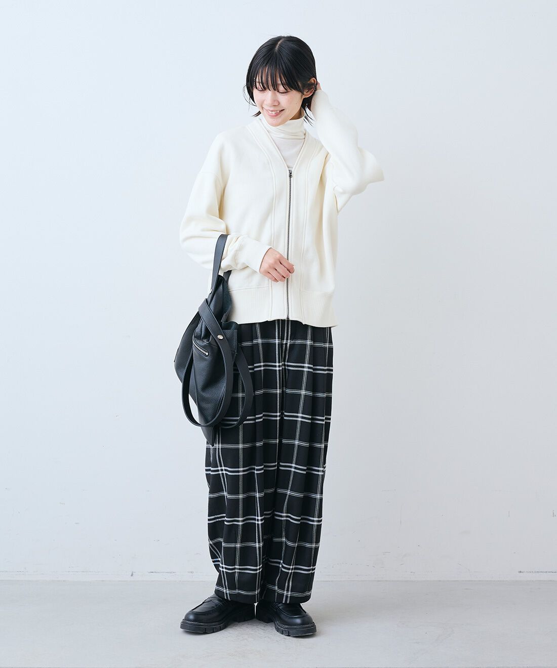 THREE FIFTY STANDARD［スリーフィフティースタンダード］|やさしい肌ざわりシルク混 カットソー タートルと金子敦子さんと作った チェックのズボン〈ブラック〉のコーディネート