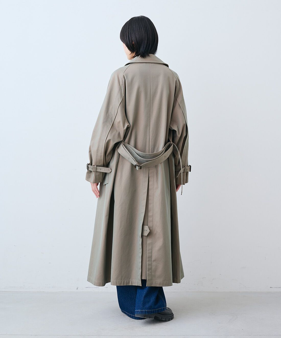 THREE FIFTY STANDARD［スリーフィフティースタンダード］|レトロなボーダーTシャツ　と11.5oz デニムのペインター パンツとレザーのワイド ボストンバッグ〈ブラック〉のコーディネート