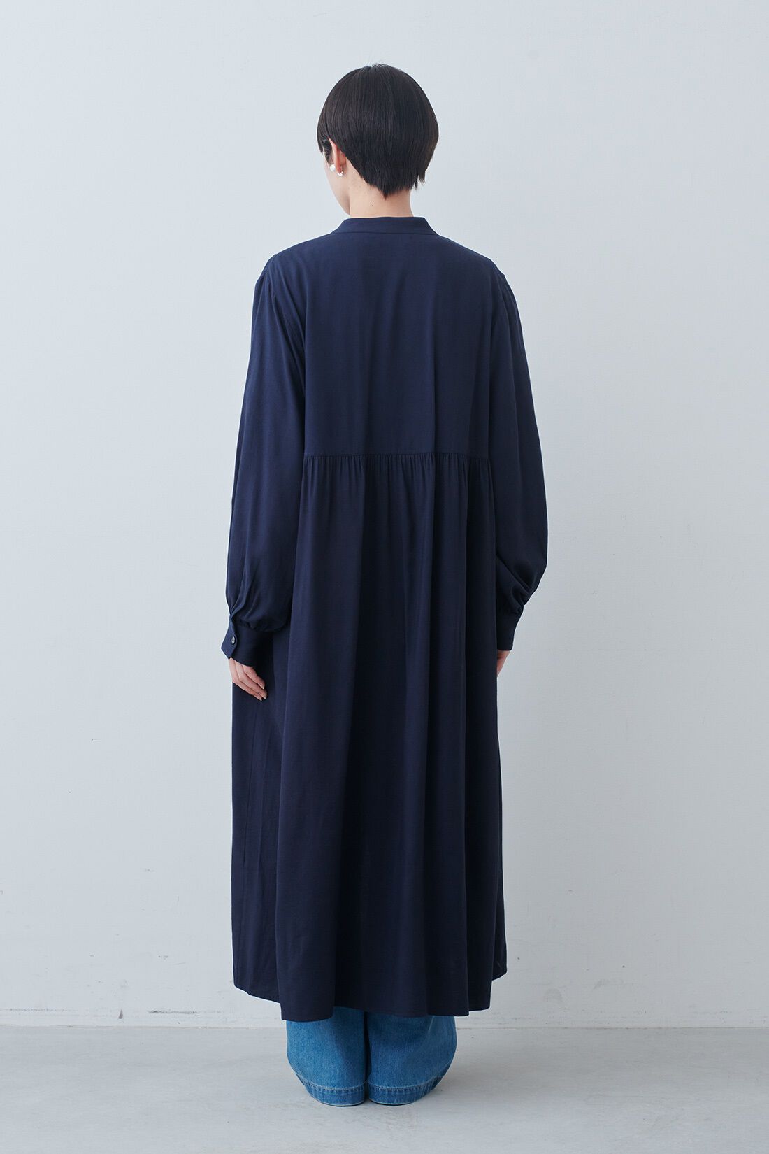 THREE FIFTY STANDARD［スリーフィフティースタンダード］|ピンタックのワンピース 〈ネイビー〉とシアーなカットソートップスの会とライトデニムのタックワイドパンツのコーディネート