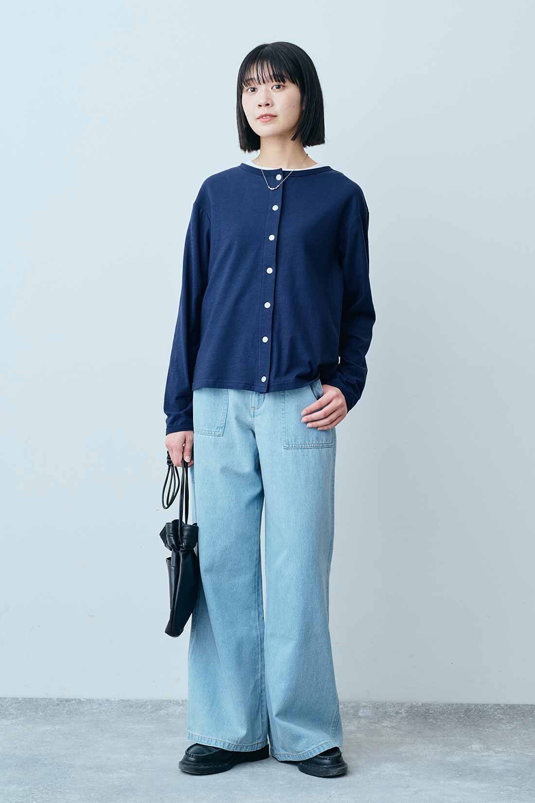 THREE FIFTY STANDARD|コットン素材 クルーネックカーディガンと麻混 ペインターデニムパンツとステンレス ネックレスのコーディネート|モデル身長：163cm 着用サイズ：M