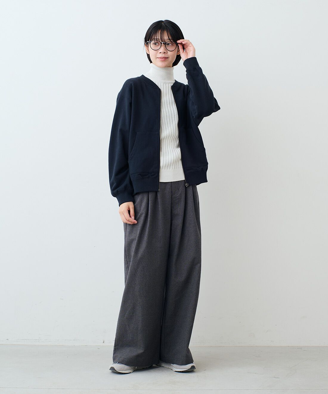 THREE FIFTY STANDARD|ジップアップスウェットジャケットＮＶ　ＴＦＳとコットン１００％リブタートル　ＴＦＳとレザーのワイドボストンバッグＢＫ　ＴＦＳのコーディネート|モデル身長：163cm 着用サイズ：M