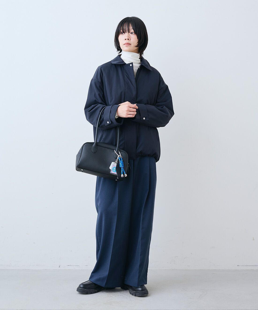 THREE FIFTY STANDARD［スリーフィフティースタンダード］|コットンツイルのダブルコート〈ブラック〉とやさしい肌ざわりシルク混 カットソー タートルのコーディネート